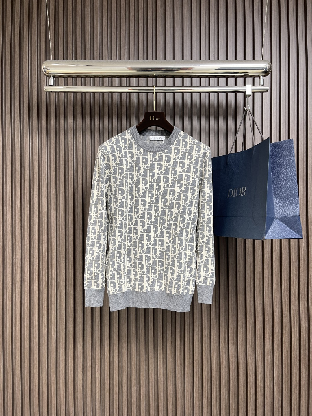 NO:528005,Dior 2025SS autumn and winter round neck knit sweater, imported fabric, international standard density sweater, versatile sweater, durable and not easy to deform, excellent style, and can easily hold all styles. It is made of selected wool and cashmere blend fabrics, presenting jacquard worsted patterns and creating a delicate design sense. The design makes the upper body more elegant and perfectly conform to the fashion concept of the latest series style. Size M-3XL, dior, sweaters, alexander wang19860909Dior 2025SS秋冬圆领针织毛衣,进口面料,国际标准密度针织衫,百搭毛衣,耐穿不易变形,版型极好,各种风格都能轻松hold住,精选羊毛和羊绒混纺面料制成,呈现提花精纺图案,缔造精致设计感.设计让上身更具有气质,完美的符合最新系列风格的时尚理念.尺码M-3XL,,dior,sweaters,alexander wang,Men's clothing