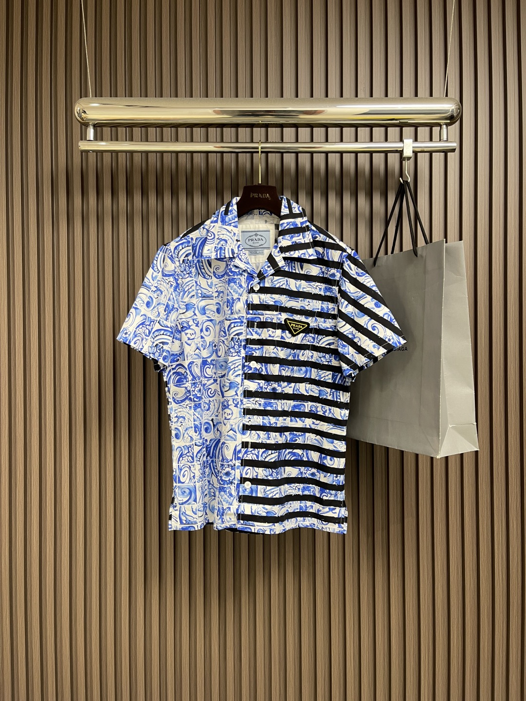 NO:520258,Prada 2025ss autumn new spliced ​​striped poplin short-sleeved shirt, this shirt is made of elastic poplin, and the square cut recreates the silhouette of the bowling shirt. It has a visual impact. The bright and timeless retro print is rooted in the Prada gene and is praised by the Prada series, aiming to create bold combinations and break through the traditional design style. Size 46-48-50-52 S-XL,,prada,shirts,T-shirt,alexander wang19860909Prada 2025ss秋季新款拼接条纹府绸短袖衬衫,这款衬衫选材弹力府绸,方正剪裁重现保龄球衫廓形.颇具视觉冲击力.鲜明而隽永的复古印花植根于Prada基因,为Prada系列所推崇,意在创造大胆的组合,突破传统的设计风格. 尺码46-48-50-52 S-XL,,prada,shirts,T-shirt,alexander wang,Men's clothing