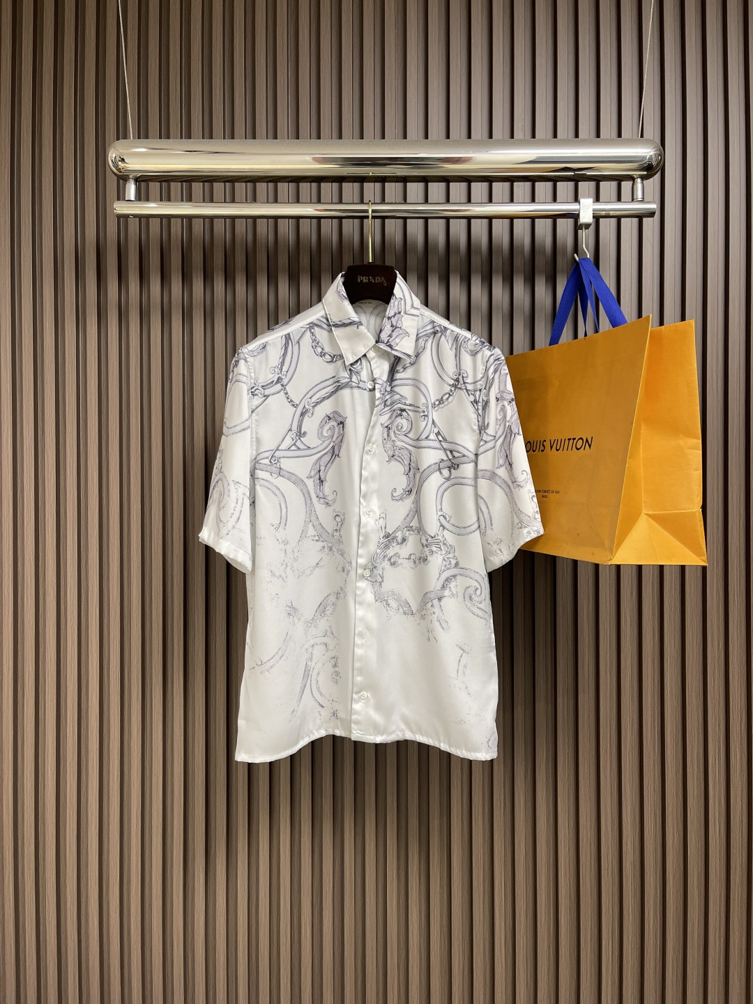 NO:520274,HERMES 2025ss Spring and Summer Show Short Sleeve Silk Shirt 'LIInstruction du Roy Patine' Straight Shirt, Silk Straight Shirt, Adorned with 'LIInstruction du Roy Patine' Pattern Print. Artificial Silk, Pure Mother of Pearl Button. Size 39-40-41-42 S-XL,,hermes,shirts,T-shirt,real silk,alexander wang19860909HERMES 2025ss春夏秀款短袖真丝衬衫'LInstruction du Roy Patine'直筒衬衫,丝绸直筒衬衫,饰有'LInstruction du Roy Patine'图案印花.人造真丝,纯珍珠母贝纽扣. 尺码39-40-41-42 S-XL,,hermes,shirts,T-shirt,real silk,alexander wang,Men's clothing