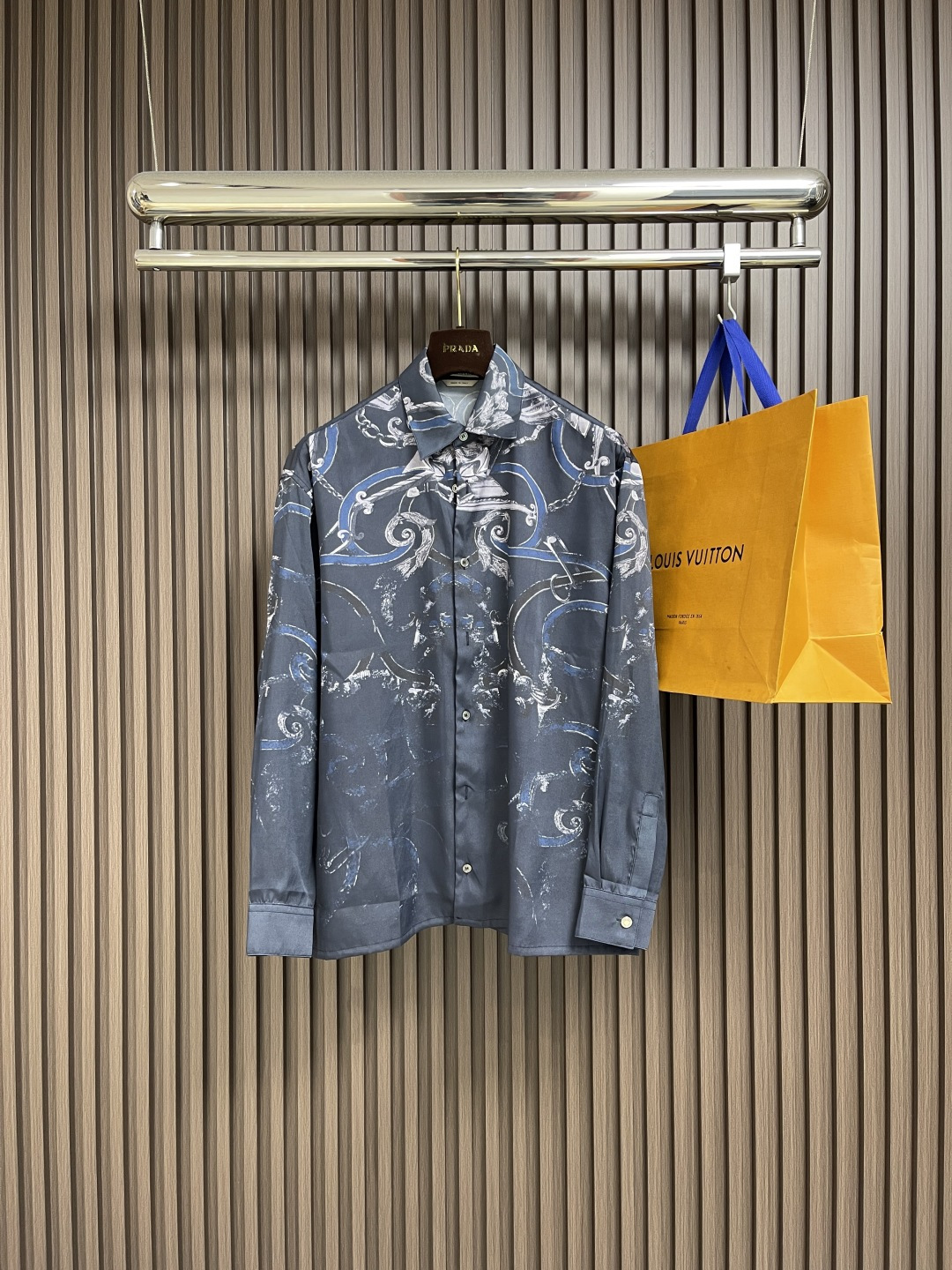 NO:524712,HERMES 2025ss Spring and Summer Show Long Sleeve Silk Shirt 'LIInstruction du Roy Patine' Straight Shirt, Silk Straight Shirt, Decorated with 'LIInstruction du Roy Patine' pattern print. Artificial silk, pure mother-of-pearl buttons. Size 39-40-41-42 S-XL,,hermes,shirts,real silk,alexander wang19860909HERMES 2025ss春夏秀款长袖真丝衬衫'LInstruction du Roy Patine'直筒衬衫,丝绸直筒衬衫,饰有'LInstruction du Roy Patine'图案印花.人造真丝,纯珍珠母贝纽扣.尺码39-40-41-42 S-XL,,hermes,shirts,real silk,alexander wang,Men's clothing