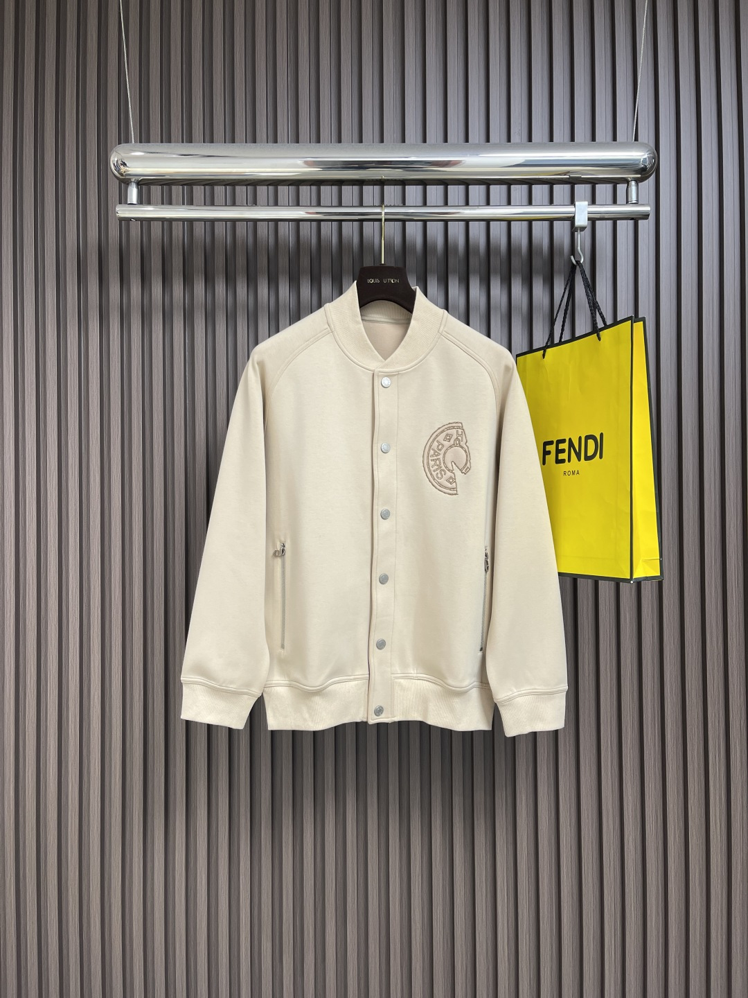 NO:520267,Hermes Jeu d'Adresse leather embroidery logo, sloping shoulder casual jacket jacket, full quality order, every detail of the workmanship is very exquisitely processed, chest leather embroidery theme, seem simple, towel flat embroidery, multi-color embroidery embroidery, cumbersome workmanship, exquisite finished product, placket button, logo letter details, side pockets, rotator sleeves, Combined style upper body can experience the theme brings youthfulness and fashion exquisiteness, slightly broad tailoring, Austrian modal fiber is known as a breathable air-layer fabric, through structural design, three pieces of fabric structure of inner, middle and outer, thus forming an air interlayer in the fabric.  Good fluffy and elastic.  To form a static air layer, it can achieve warmth effect, good wrinkle resistance, soft and comfortable, smooth and breathable warm fabric, overall, and has a good backbone, the overall upper body is upright and stylish, and the full-quality order. Size M-3XL,, hermes, jackets & coats, jackets & coats, alexander wang19860909Hermes Jeu d'Adresse 皮绣标志 溜肩休闲夹克外套 全品相订单 做工每一处细节都处理的很精致 胸口皮绣主题 看似简单 采用毛巾平绣 多色拼的点缀 做工繁琐 成品精致 门襟纽扣 标志字母细节 两侧插袋 溜肩袖 合体的版型上身就能体会主题带来年轻与时尚精致感, 微阔的剪裁,奥地利莫代尔纤维 被誉为会呼吸的空气层面料,通过结构设计采用里、中、外三片的织物结构,从而在织物中形成空气夹层．蓬松性好 手感Q弹力．以形成静止空气层,从而达到保暖效果,抗皱性佳入手柔软舒适,亲 肤爽滑透气保暖面料整体又有着很好的骨干,整体上身挺拔有型 全品相订单.尺码M-3XL,,hermes,jackets & coats,jackets & coats,alexander wang,Men's clothing