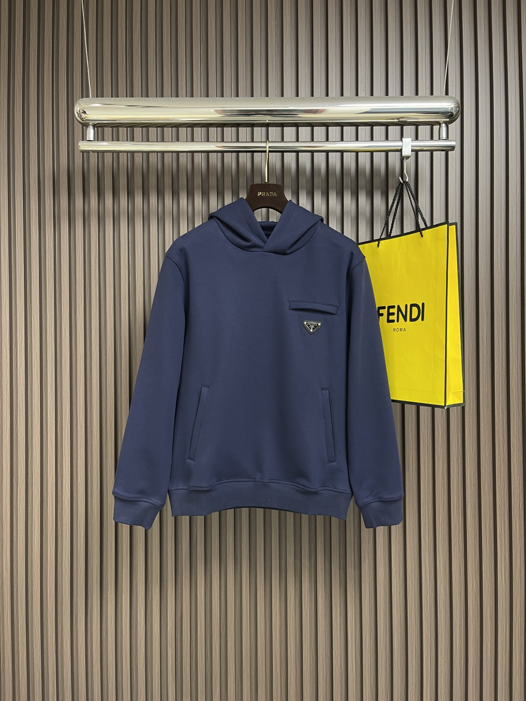 NO:520273,PRADA 2025ss autumn and winter hooded sweatshirt, a continuation of classic styles, a chest triangle design, a very highlighted combination style. The fabric is made of composite suede fabric, which feels comfortable to the touch, and is known as a breathable fabric. Through the structural design, it adopts three pieces of fabric structures of inner, middle and outer to achieve warmth, with good wrinkle resistance, soft and comfortable, skin-friendly, smooth and breathable. The fabric has a good backbone, and the overall upper body is upright and stylish!  Size M-3XL, prada, hoodie, sweatshirts, hats, alexander wang19860909PRADA 2025ss秋冬连帽卫衣,经典款式的延续, 胸口三角标的设计 很有亮点合体的版型 面料采用复合绒面料,手感舒适,被誉为会呼吸的面料,通过结构设计采用里、中、外三片的织物结构,达到保暖效果,抗皱性佳入手柔软舒适, 亲肤爽滑透气保暖 面料整体又有着很好的骨干,整体上身挺拔有型！尺码M-3XL,,prada,hoodie,sweatshirts,hats,alexander wang,Men's clothing