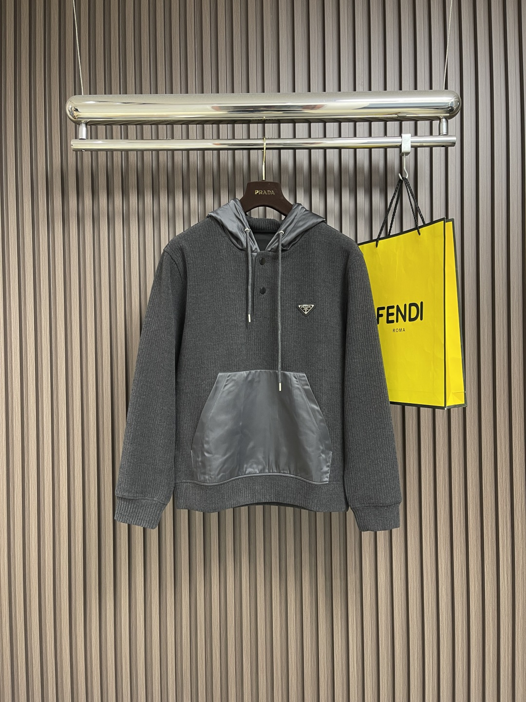 NO:520278,Prada 2025ss autumn and winter classic nylon pocket spliced ​​casual hooded sweatshirt, splicing design of strip fleece fabric and large pockets, classic triangle logo embellishment on the chest.  Fashionable hooded design with slightly loose cuts.  The upper body is comfortable and not tight, the fabric of the clothes has a certain thickness, good warmth, and the upper body is crisp and stylish!  Size M-3XL, prada, hoodie, sweatshirts, hats, alexander wang19860909Prada 2025ss秋冬经典尼龙口袋拼接休闲连帽卫衣,条绒面料与大口袋的拼接设计,胸口经典三角标志点缀．时尚连帽设计 版型采用 略微宽松的剪裁．上身舒适不紧绷,衣身面料有一定厚度 保暖效果好 上身挺括有型！尺码M-3XL,,prada,hoodie,sweatshirts,hats,alexander wang,Men's clothing