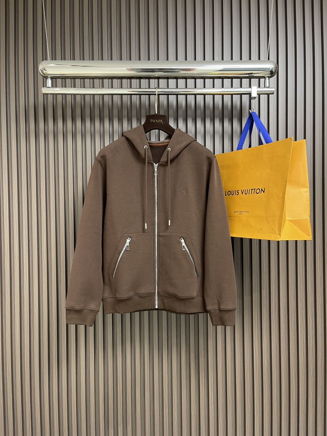 NO:520272,LP Loropiana 2025SS early autumn classic versatile men's hooded jacket with exquisite embroidery logo embellishment on the chest. Classic without losing the highlights of details. Combined tailoring. Zippered pockets on both sides. The fabric uses a frosted air layer. It is known as a breathable fabric. Through the structural design, three pieces of fabric structures are made of inner, middle and outer, thereby forming an air interlayer in the fabric.  Fluffy and good feel Q elasticity.  To form a static air layer, it can achieve warmth and has good wrinkle resistance, soft and comfortable, smooth and breathable warm fabric, overall, and has a good backbone, and the overall body is firm!  Size M-3XL, loro piana, loro piana, jackets & coats, hats, alexander wang19860909LP Loropiana 2025SS早秋经典百搭男士连帽外套 胸口精致刺绣logo点缀 经典而不失细节亮点 合体的剪裁 两侧拉链口袋 面料采用磨毛空气层 被誉为会呼吸的面料,通过结构设计采用里、中、外三片的织物结构,从而在织物中形成空气夹层．蓬松性好手感Q弹力．以形成静止空气层,从而达到保暖效果,抗皱性佳入手柔软舒适,亲 肤爽滑透气保暖面料整体又有着很好的骨干,整体上身挺括！尺码M-3XL,,loro piana,loro piana,jackets & coats,hats,alexander wang,Men's clothing