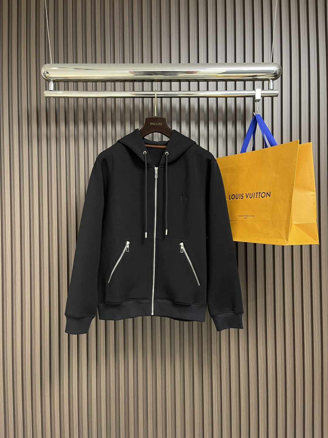 🛒🛒lP🆕 LoroPiana 2025SS早秋经典百搭男士连帽外套 胸口精致刺绣logo点缀 经典而不
