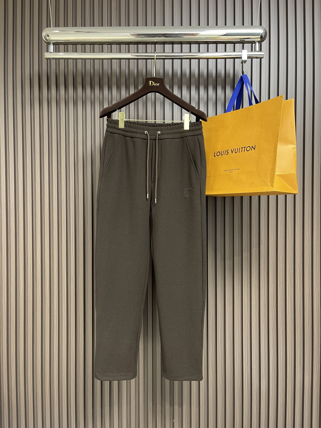 NO:520275,Prada 2025ss early autumn new casual sleeves custom-made original fabric hardware. Classic triangle logo, fashionable and slim pants, slim and stylish, and super comfortable on the upper body!  Thin and soft, versatile and not picky!  Size M-3XL, prada, alexander wang19860909Prada 2025ss早秋新款休闲卫裤 定制原版面料五金.经典三角标,时髦显瘦于一体的裤子,修身有型,上身超级舒适！轻薄柔软,百搭又不挑人！尺码M-3XL,,prada,alexander wang,Men's clothing