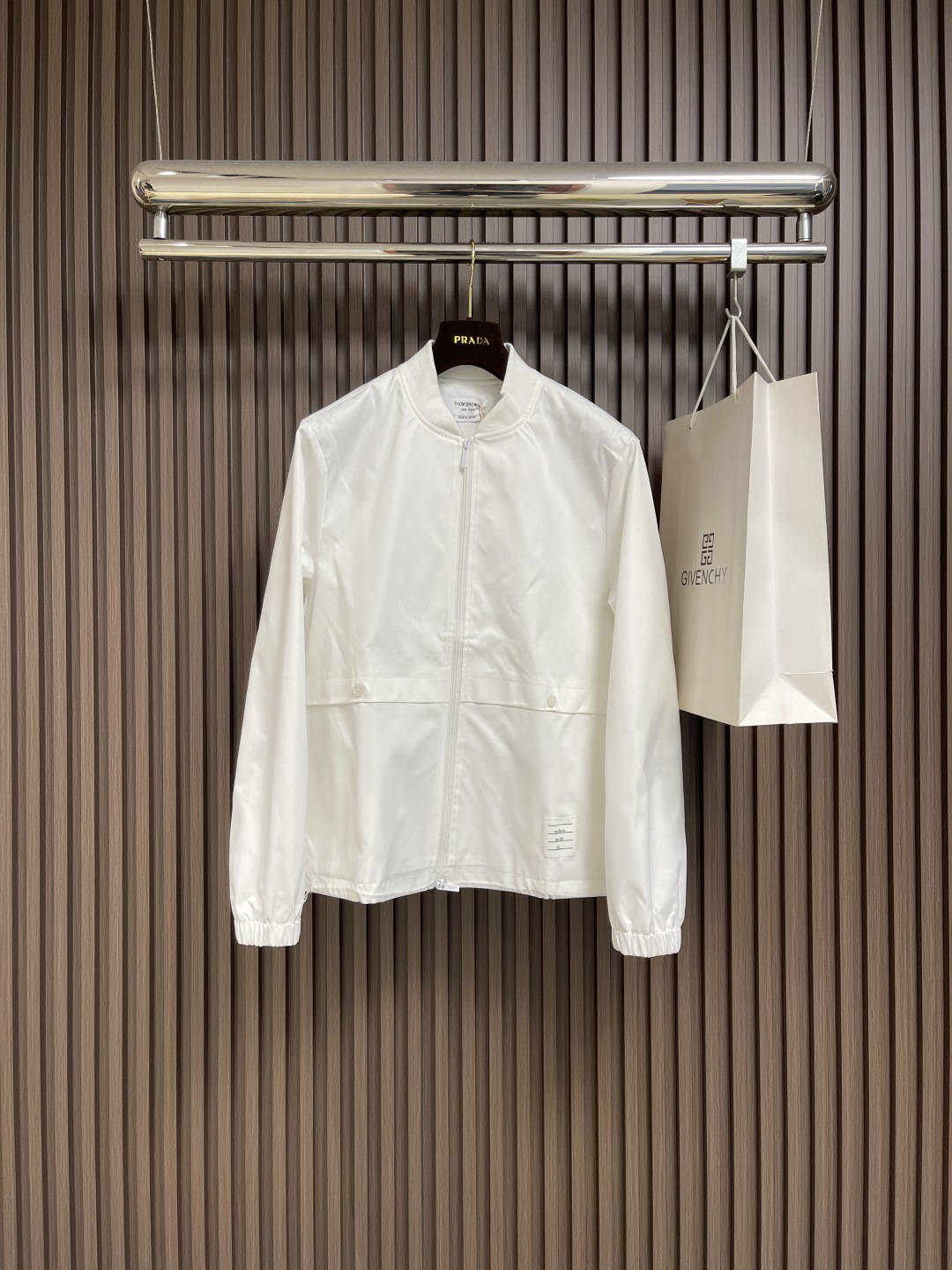 NO:522673,Thom Browne TB new crack-proof baseball collar flight jacket with tear-proof twill texture layering design Classic four-stripe label ribbed straight collar front with two-way zipper elastic cuffs long sleeves two front buckles double inlay bag straight drawstring hem side pockets exquisite workmanship comfortable upper body same style as men and women. Size 1-2-3-4,,jackets & coats,alexander wang19860909Thom Browne TB新款防裂棒球领飞行夹克 防撕裂斜纹质感层搭设计经典四条纹标签罗纹直领正面饰有双向拉链弹性袖口长袖两个前置搭扣双嵌线袋平直抽绳下摆 侧边口袋 做工精致 上身舒适 男女同款.尺码1-2-3-4,,jackets & coats,alexander wang,Men's clothing