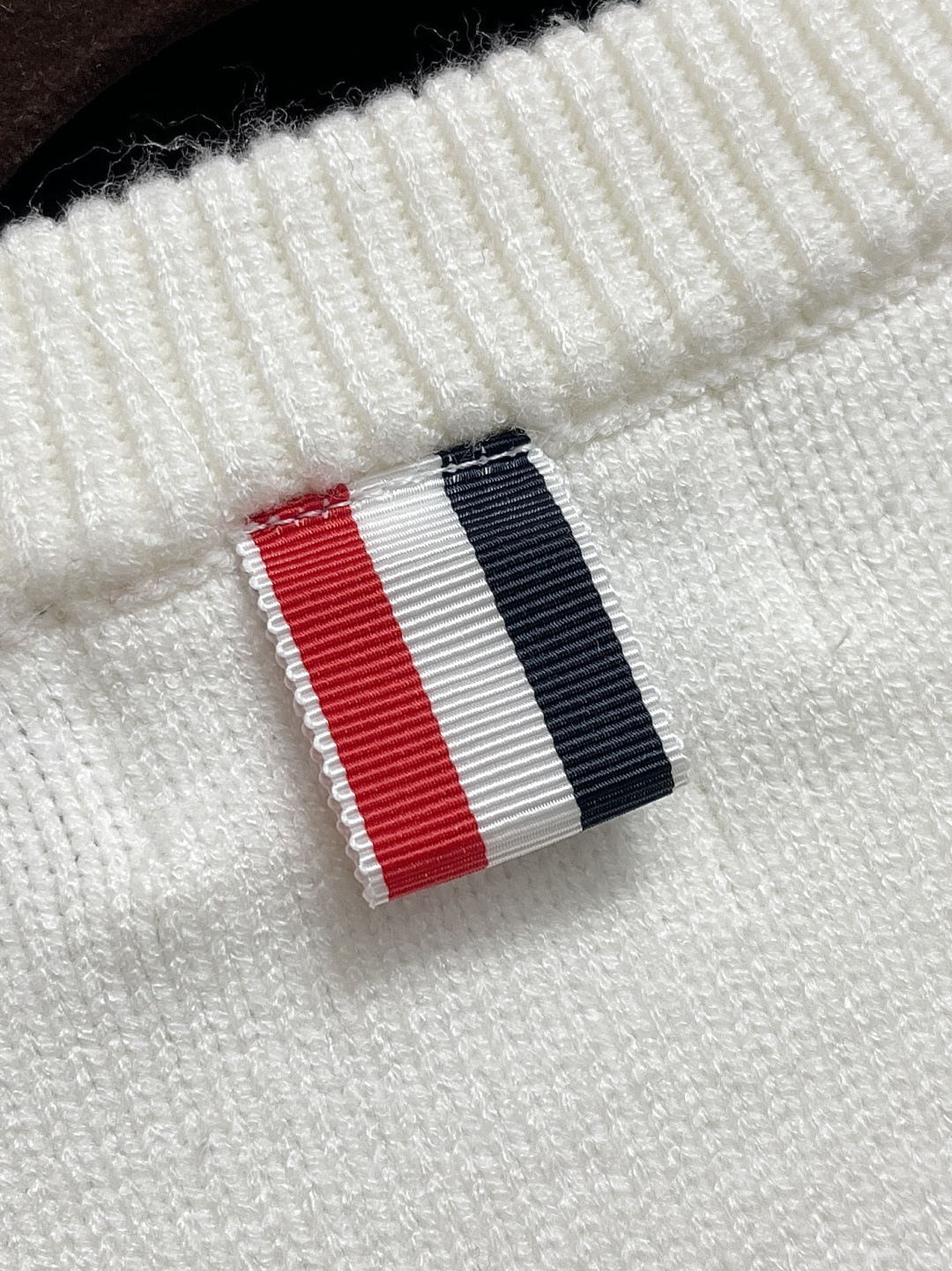 🛒🛒Thom Browne TB新款圆领菱形针织毛衣，经典四条纹袖口设计，菱形编织纹理立体有型，袖口白色