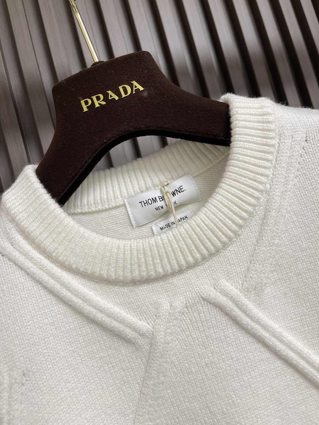 🛒🛒Thom Browne TB新款圆领菱形针织毛衣，经典四条纹袖口设计，菱形编织纹理立体有型，袖口白色