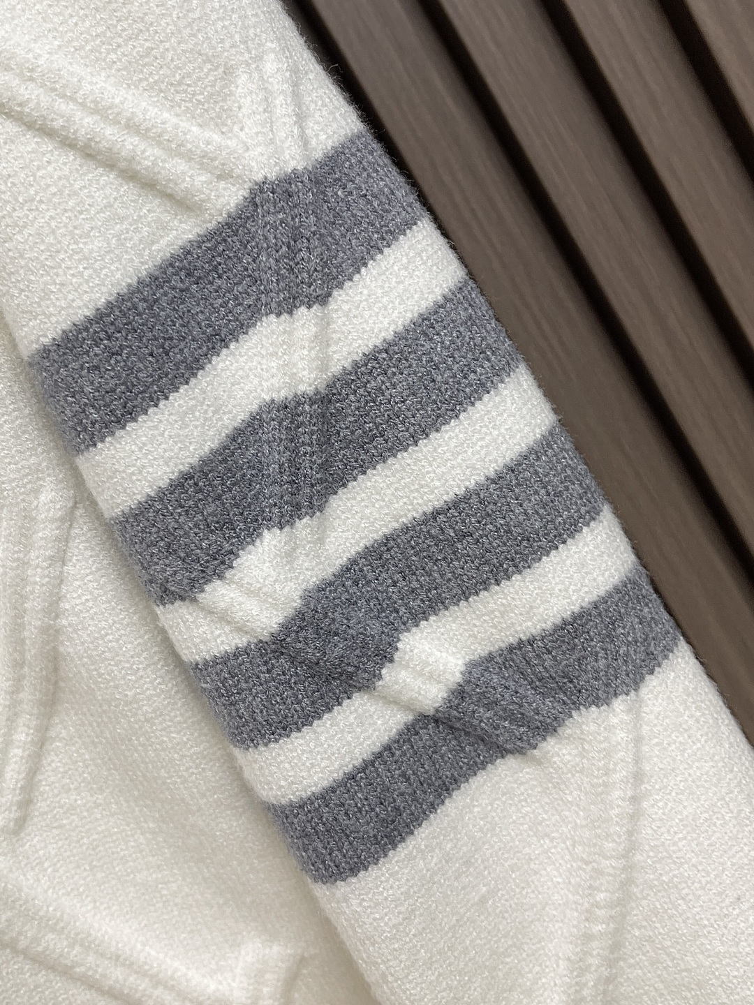🛒🛒Thom Browne TB新款圆领菱形针织毛衣，经典四条纹袖口设计，菱形编织纹理立体有型，袖口白色