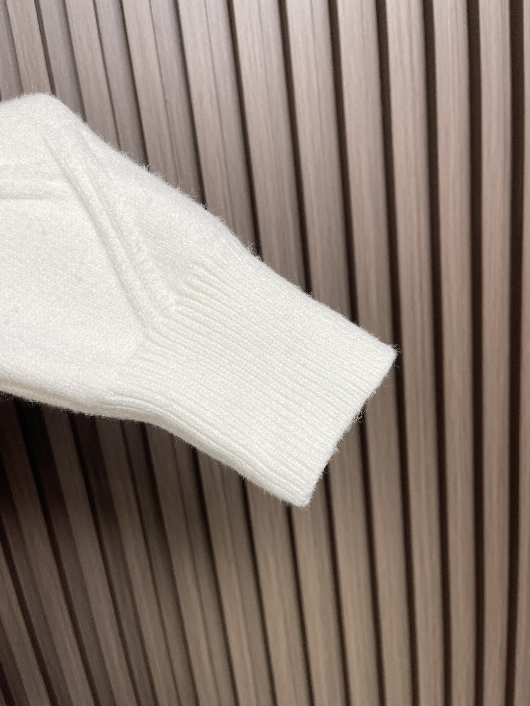 🛒🛒Thom Browne TB新款圆领菱形针织毛衣，经典四条纹袖口设计，菱形编织纹理立体有型，袖口白色