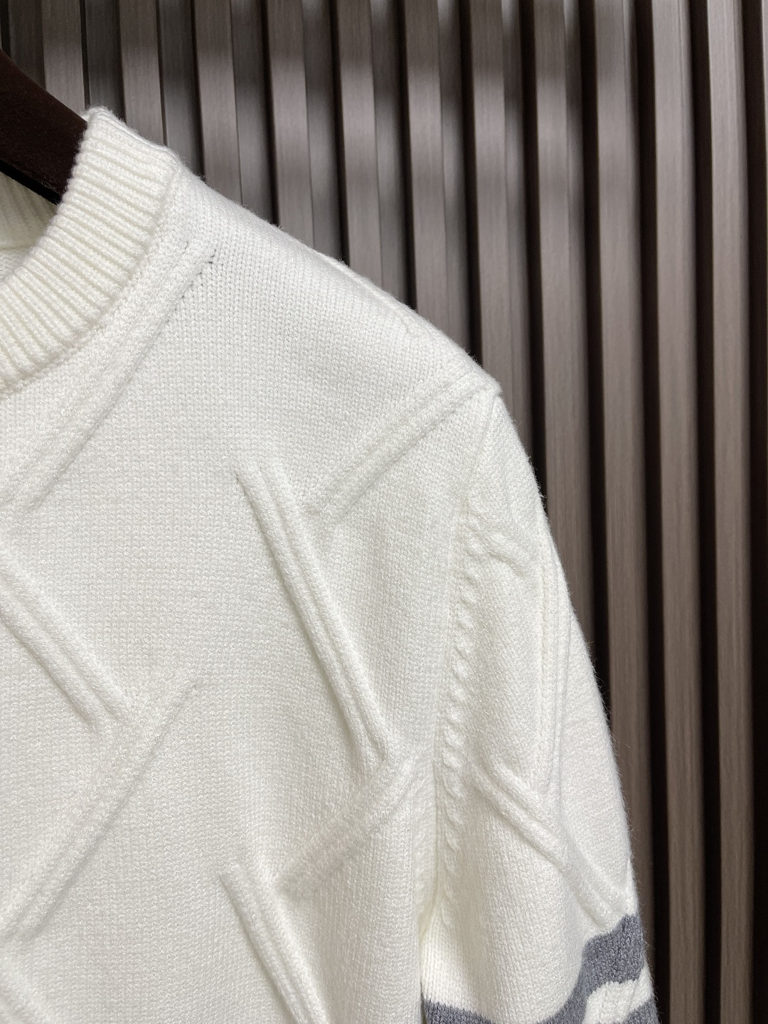 🛒🛒Thom Browne TB新款圆领菱形针织毛衣，经典四条纹袖口设计，菱形编织纹理立体有型，袖口白色