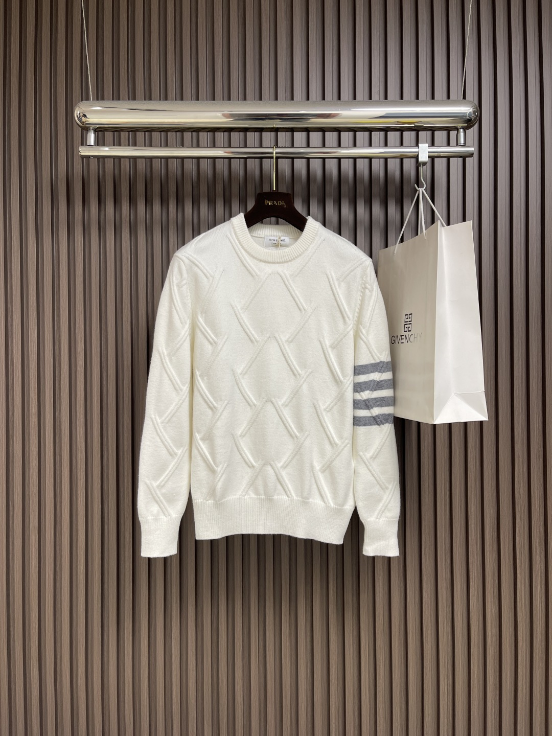 NO:526921,Thom Browne TB new round neck diamond knitted sweater, classic four-striped cuff design, diamond knitted texture three-dimensional and stylish, with white stripes embellished on the cuffs, simple and atmospheric. The fabric is made of high-quality knitted fabric, which feels soft and comfortable, suitable for autumn and winter wear. The upper body is comfortable and stylish, the same style as men and women. Size 1-2-3-4-5,,sweaters,alexander wang19860909Thom Browne TB新款圆领菱形针织毛衣,经典四条纹袖口设计,菱形编织纹理立体有型,袖口白色条纹点缀,简约大气.面料采用优质针织面料,手感柔软舒适,适合秋冬季节穿着.上身舒适有型,男女同款.尺码1-2-3-4-5,,sweaters,alexander wang,Men's clothing