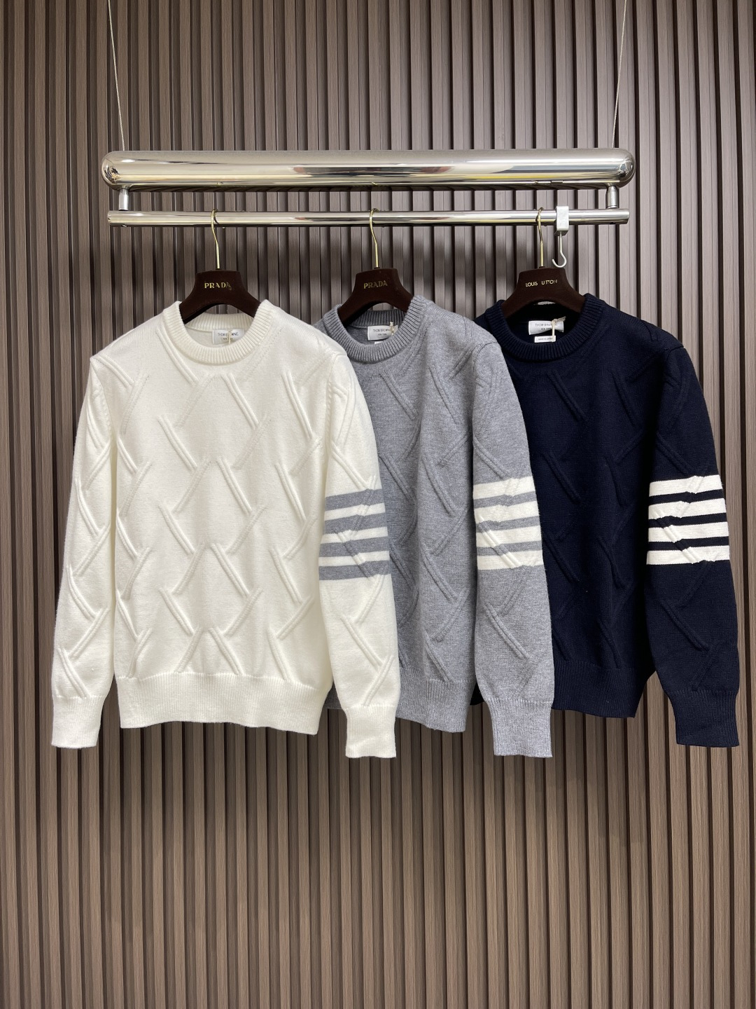 🛒🛒Thom Browne TB新款圆领菱形针织毛衣，经典四条纹袖口设计，菱形编织纹理立体有型，袖口白色