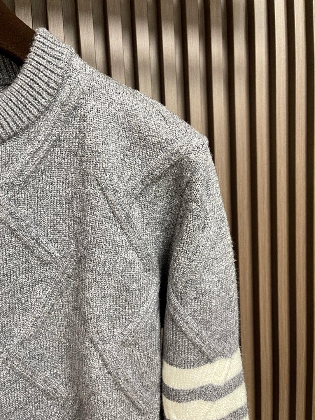 🛒🛒Thom Browne TB新款圆领菱形针织毛衣，经典四条纹袖口设计，菱形编织纹理立体有型，袖口白色