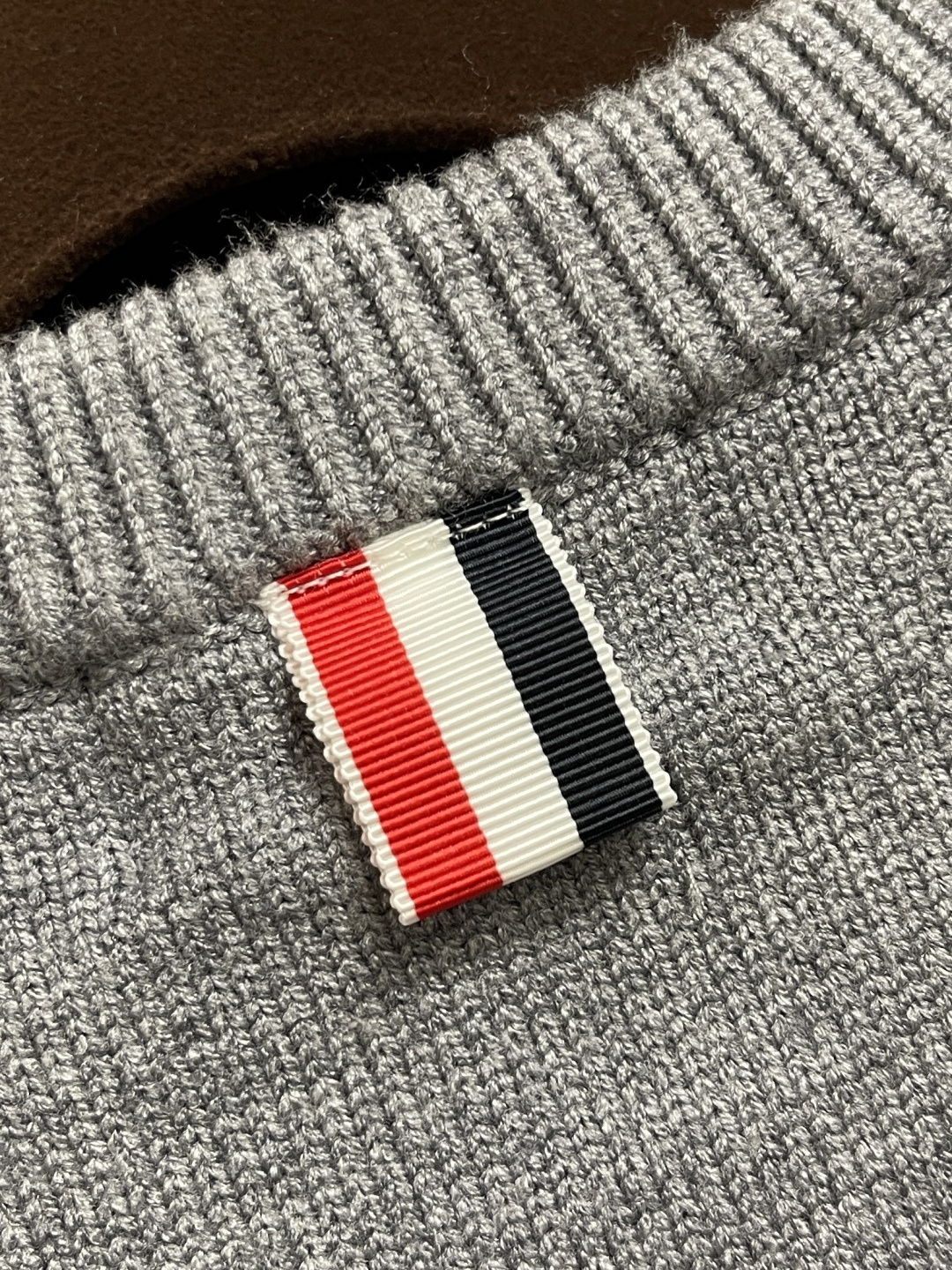 🛒🛒Thom Browne TB新款圆领菱形针织毛衣，经典四条纹袖口设计，菱形编织纹理立体有型，袖口白色