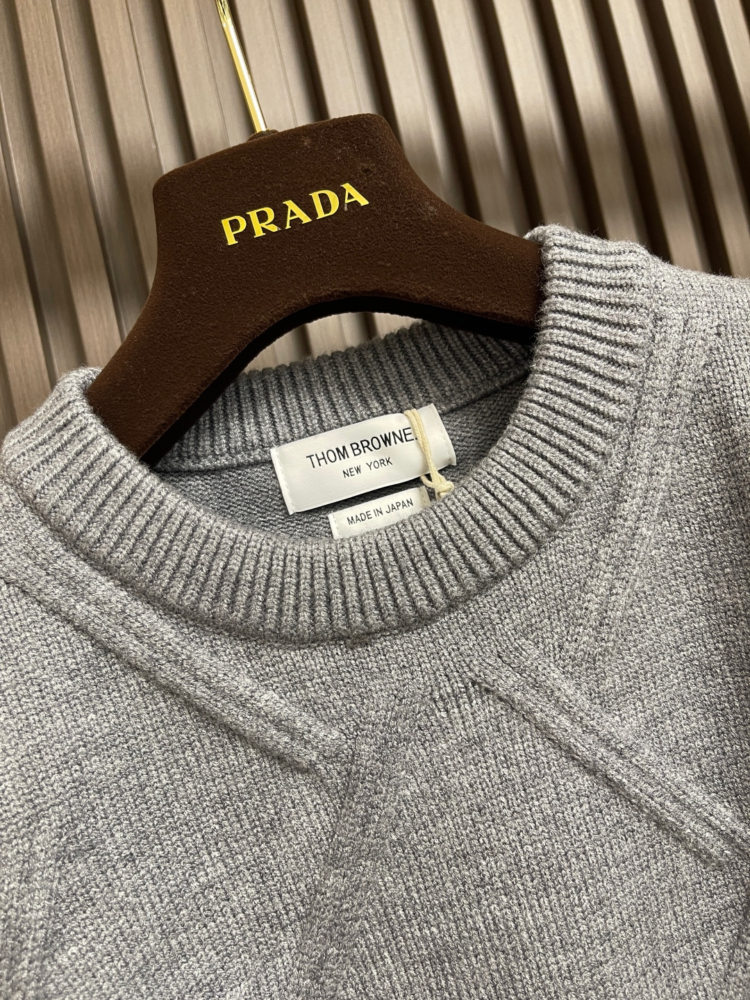 🛒🛒Thom Browne TB新款圆领菱形针织毛衣，经典四条纹袖口设计，菱形编织纹理立体有型，袖口白色