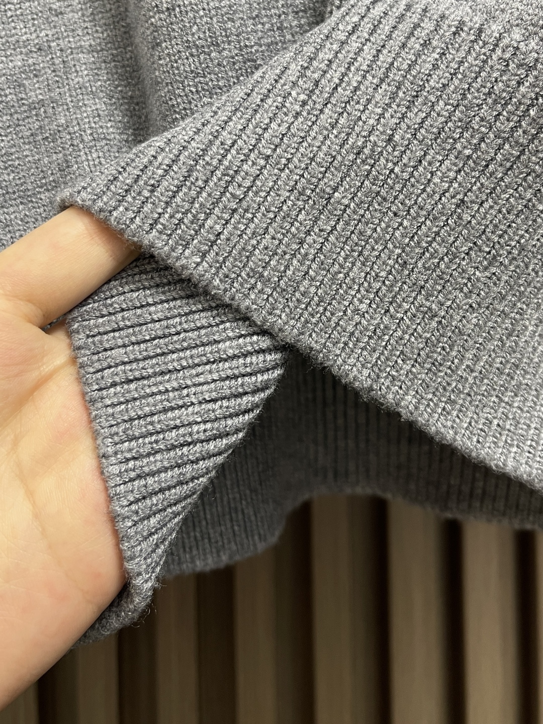 🛒🛒Thom Browne TB新款圆领菱形针织毛衣，经典四条纹袖口设计，菱形编织纹理立体有型，袖口白色