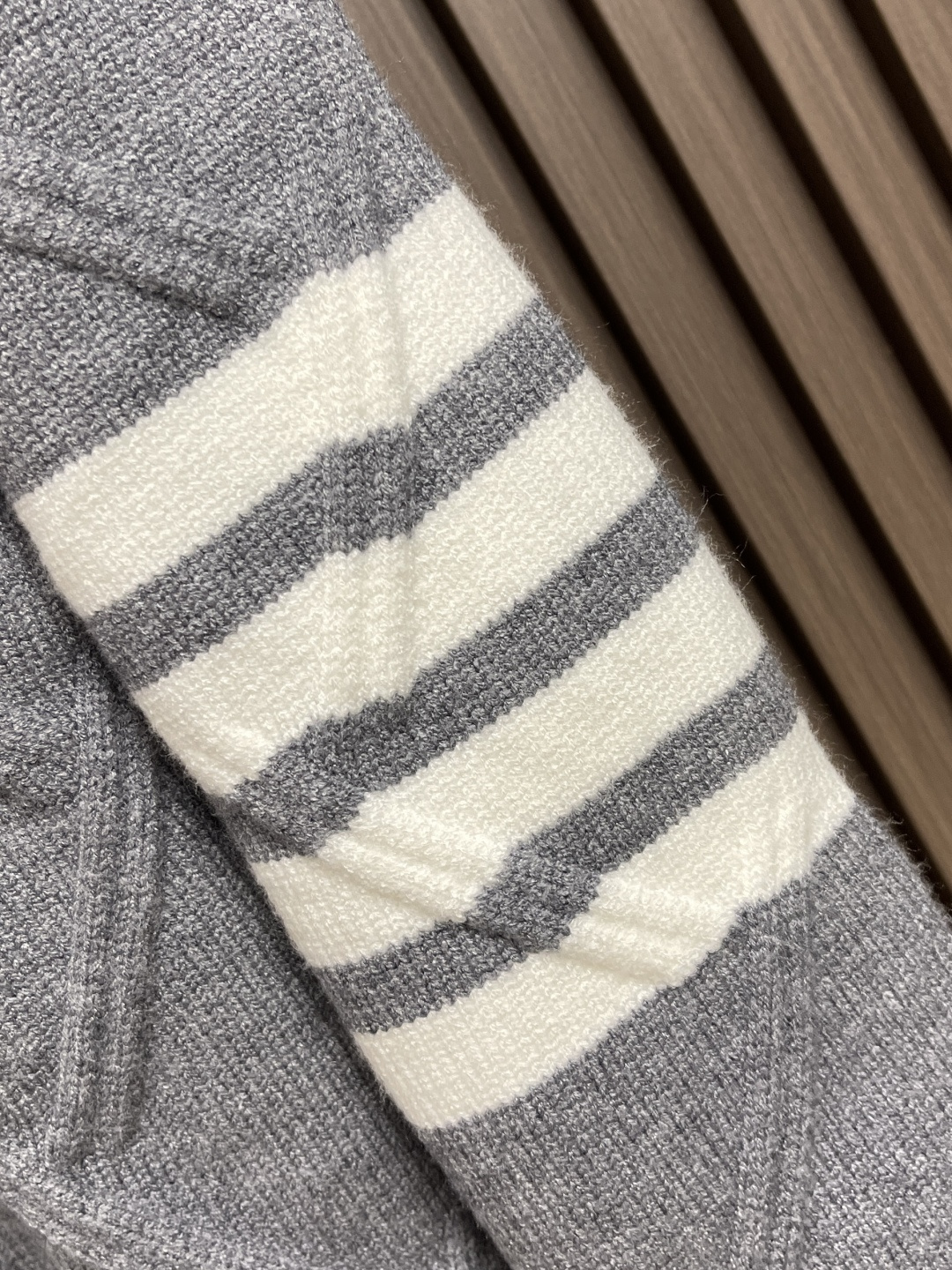 🛒🛒Thom Browne TB新款圆领菱形针织毛衣，经典四条纹袖口设计，菱形编织纹理立体有型，袖口白色