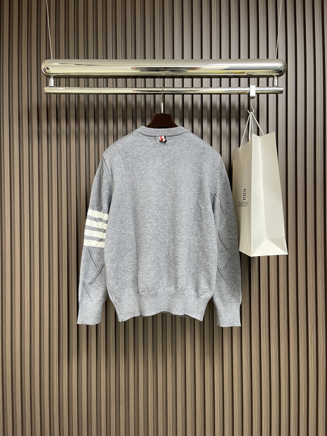 🛒🛒Thom Browne TB新款圆领菱形针织毛衣，经典四条纹袖口设计，菱形编织纹理立体有型，袖口白色
