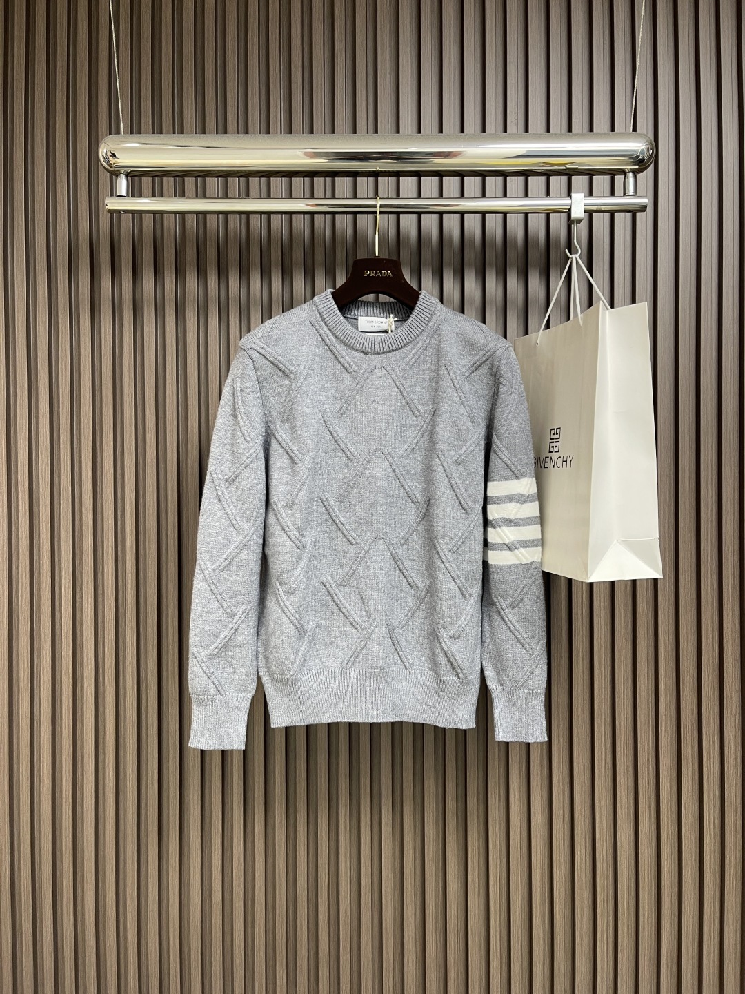 🛒🛒Thom Browne TB新款圆领菱形针织毛衣，经典四条纹袖口设计，菱形编织纹理立体有型，袖口白色