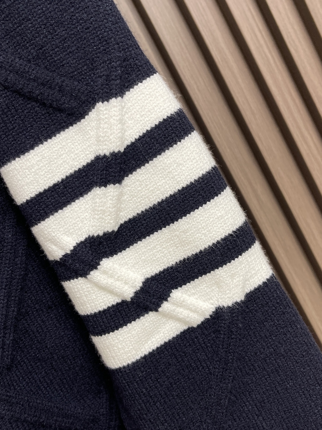 🛒🛒Thom Browne TB新款圆领菱形针织毛衣，经典四条纹袖口设计，菱形编织纹理立体有型，袖口白色