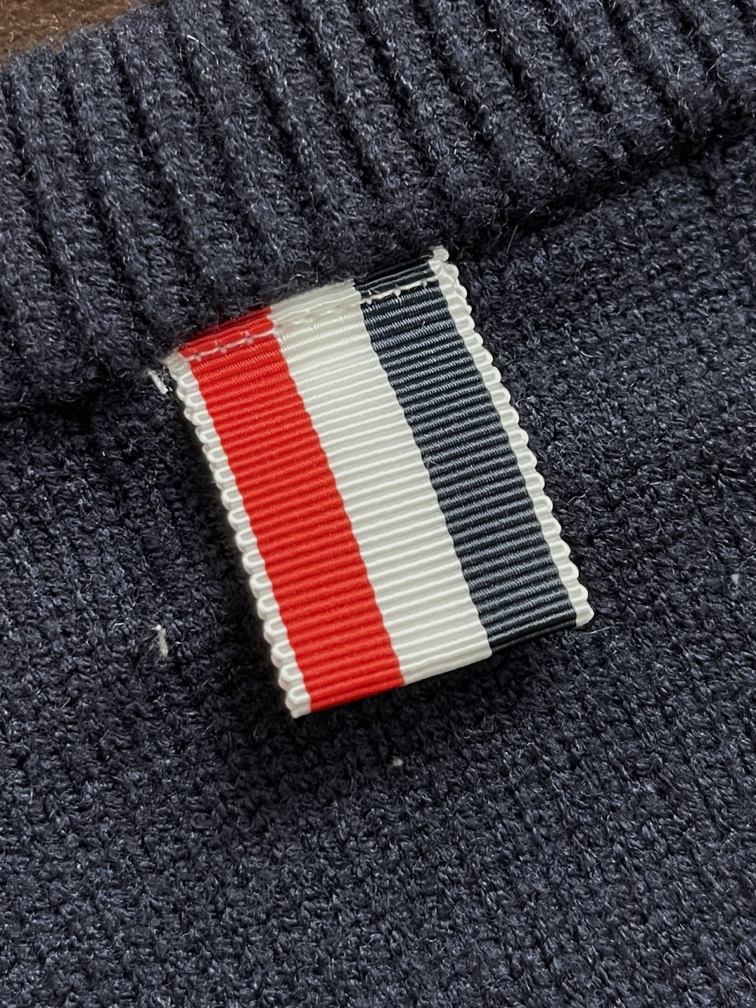 🛒🛒Thom Browne TB新款圆领菱形针织毛衣，经典四条纹袖口设计，菱形编织纹理立体有型，袖口白色
