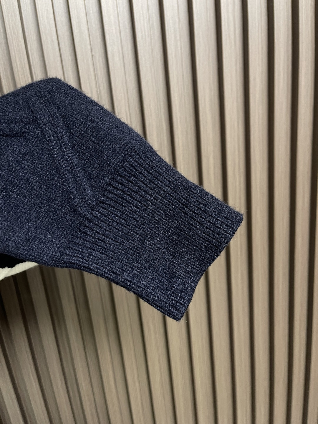 🛒🛒Thom Browne TB新款圆领菱形针织毛衣，经典四条纹袖口设计，菱形编织纹理立体有型，袖口白色