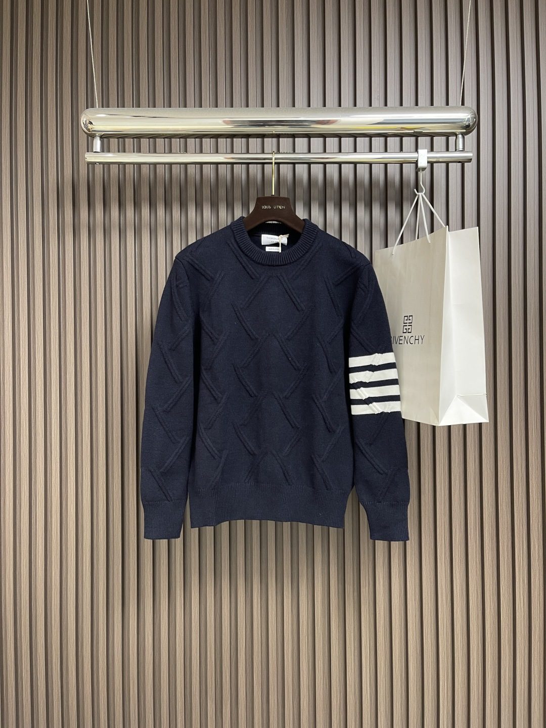 🛒🛒Thom Browne TB新款圆领菱形针织毛衣，经典四条纹袖口设计，菱形编织纹理立体有型，袖口白色
