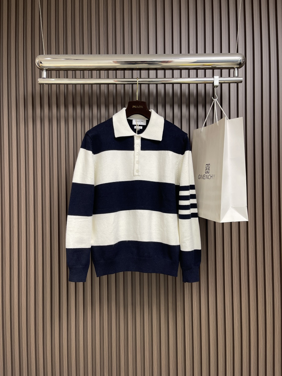 NO:528004,Thom Browne TB new striped knitted OLO shirt, classic style, contrasting color design, four-bar knitted embellishment on sleeves. Four-level and one-air needle method, imported precision knitted, delicate feel. White-edged POLO collar placket 5 buckles, natural shell buckle embellishment, three-color webbing decoration on the back collar. Comfortable upper body, same style for men and women. Size 1-2-3-4-5,,alexander wang19860909Thom Browne TB新款条纹针织OLO衫,经典款,撞色设计,袖子四杠针织点缀.四平一空针法,进口精机编织,手感细腻.白边POLO领门襟5扣,天然贝壳扣点缀,后领三色织带装饰.上身舒适,男女同款.尺码1-2-3-4-5,,alexander wang,Men's clothing