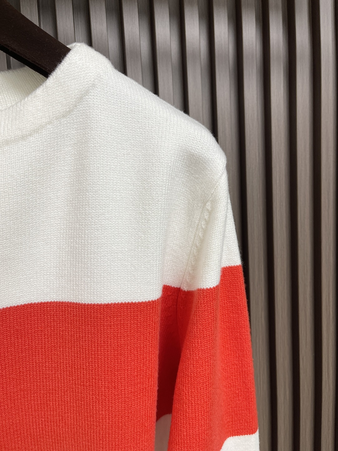 🛒🛒Thom Browne TB新款条纹针织衫，红白拼色和蓝白拼色两款，经典四条杠设计，袖口纽扣装饰，下