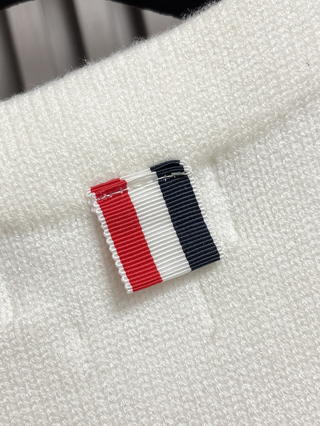 🛒🛒Thom Browne TB新款条纹针织衫，红白拼色和蓝白拼色两款，经典四条杠设计，袖口纽扣装饰，下