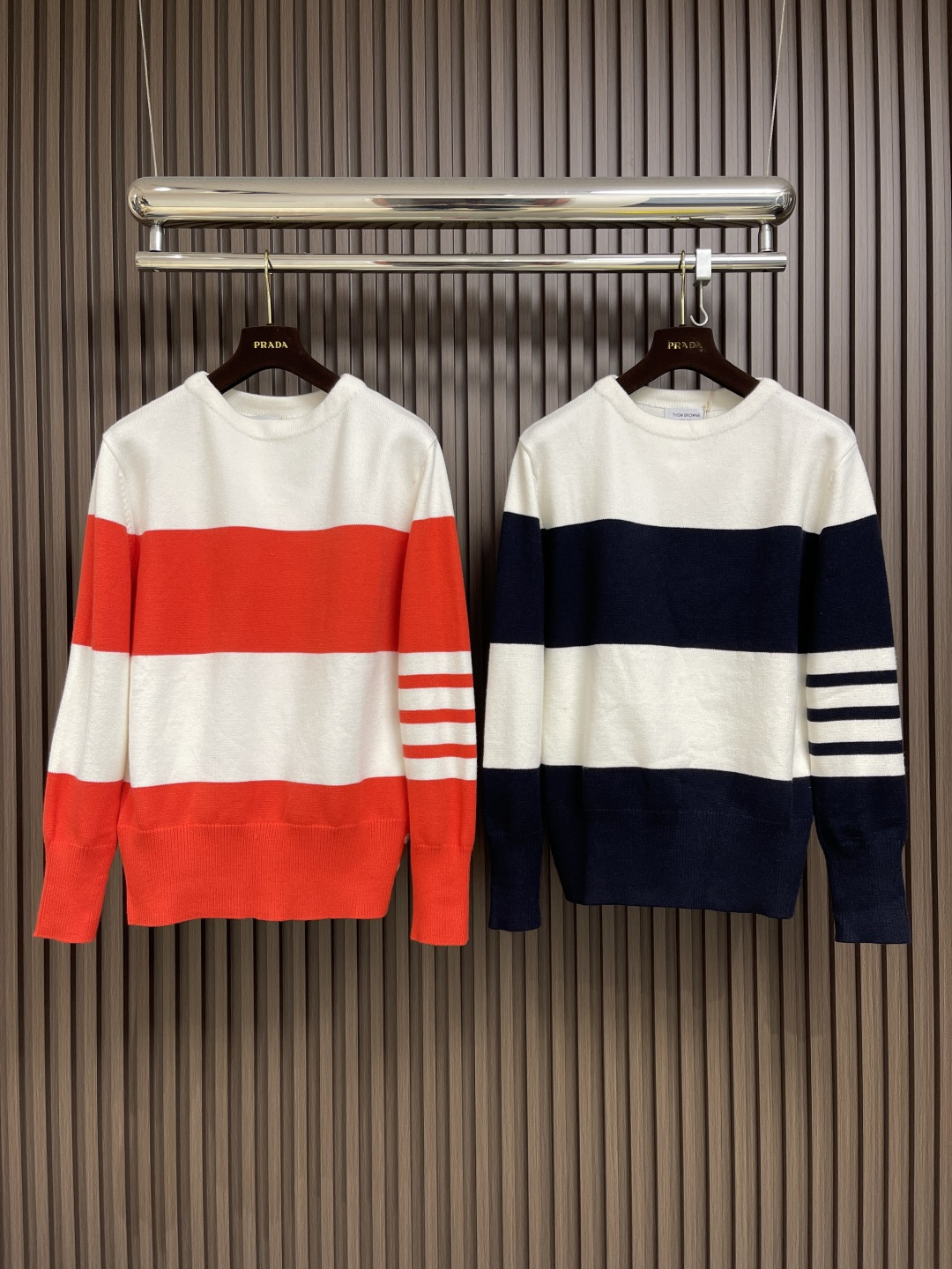🛒🛒Thom Browne TB新款条纹针织衫，红白拼色和蓝白拼色两款，经典四条杠设计，袖口纽扣装饰，下