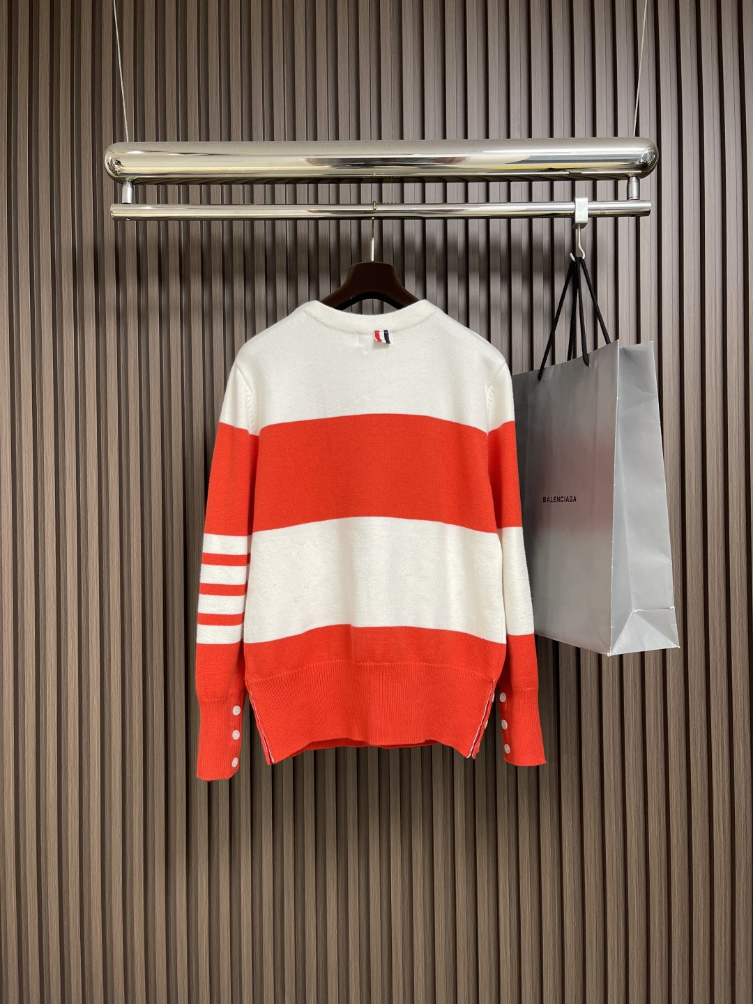 🛒🛒Thom Browne TB新款条纹针织衫，红白拼色和蓝白拼色两款，经典四条杠设计，袖口纽扣装饰，下