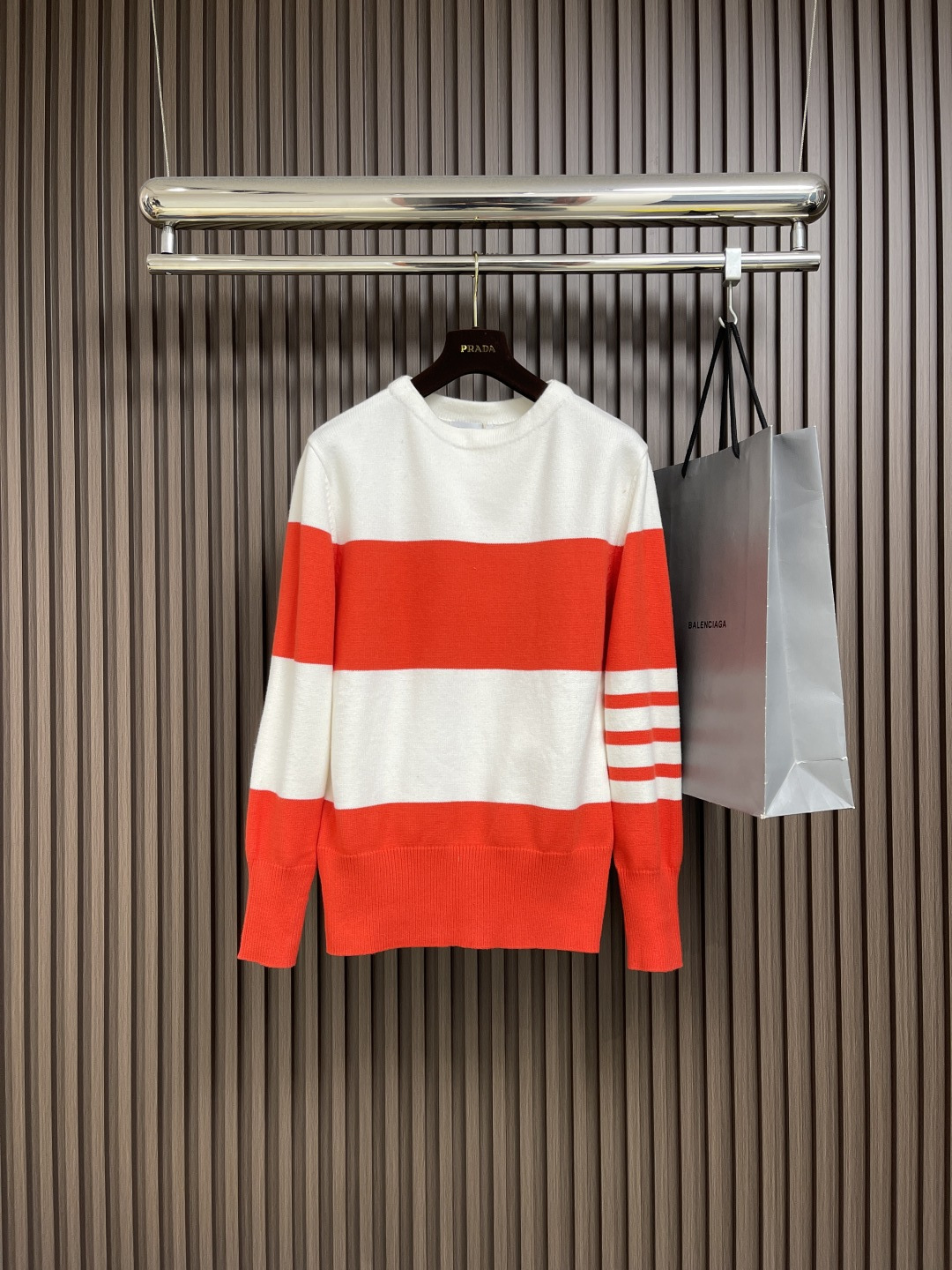 NO:526915,Thom Browne TB new striped knit sweater, red and white and blue and white color combination, classic four-bar design, cuff button decoration, hem slit buttons, fashionable and versatile. It uses high-quality knitted fabric, soft and comfortable to touch. It is suitable for wearing in spring and autumn, with comfortable upper body effect, same style for men and women. Size 1-2-3-4-5,,alexander wang19860909Thom Browne TB新款条纹针织衫,红白拼色和蓝白拼色两款,经典四条杠设计,袖口纽扣装饰,下摆开叉纽扣,时尚百搭.采用优质针织面料,手感柔软舒适.适合春秋季节穿着,上身效果舒适,男女同款.尺码1-2-3-4-5,,alexander wang,Men's clothing