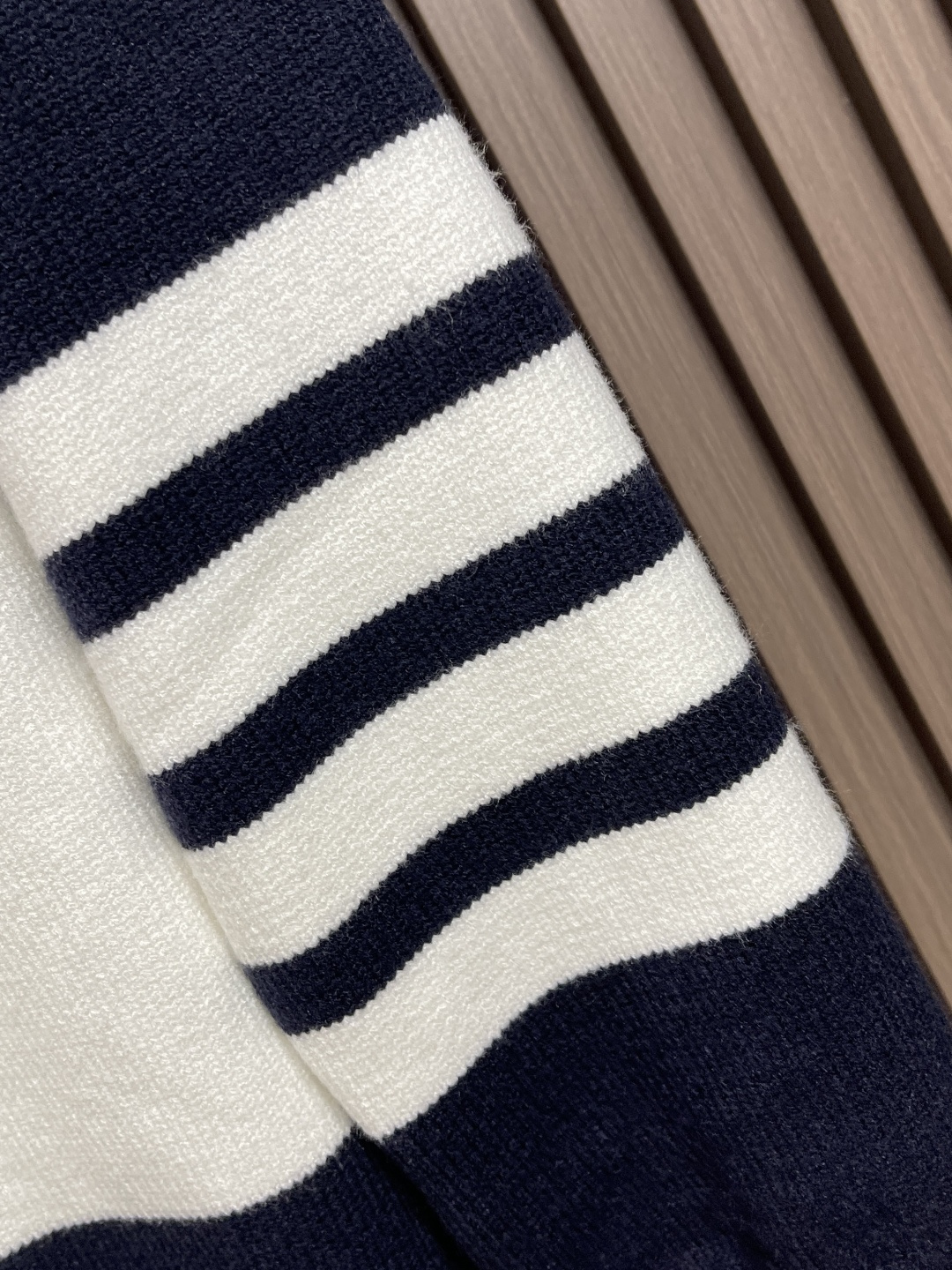🛒🛒Thom Browne TB新款条纹针织衫，红白拼色和蓝白拼色两款，经典四条杠设计，袖口纽扣装饰，下