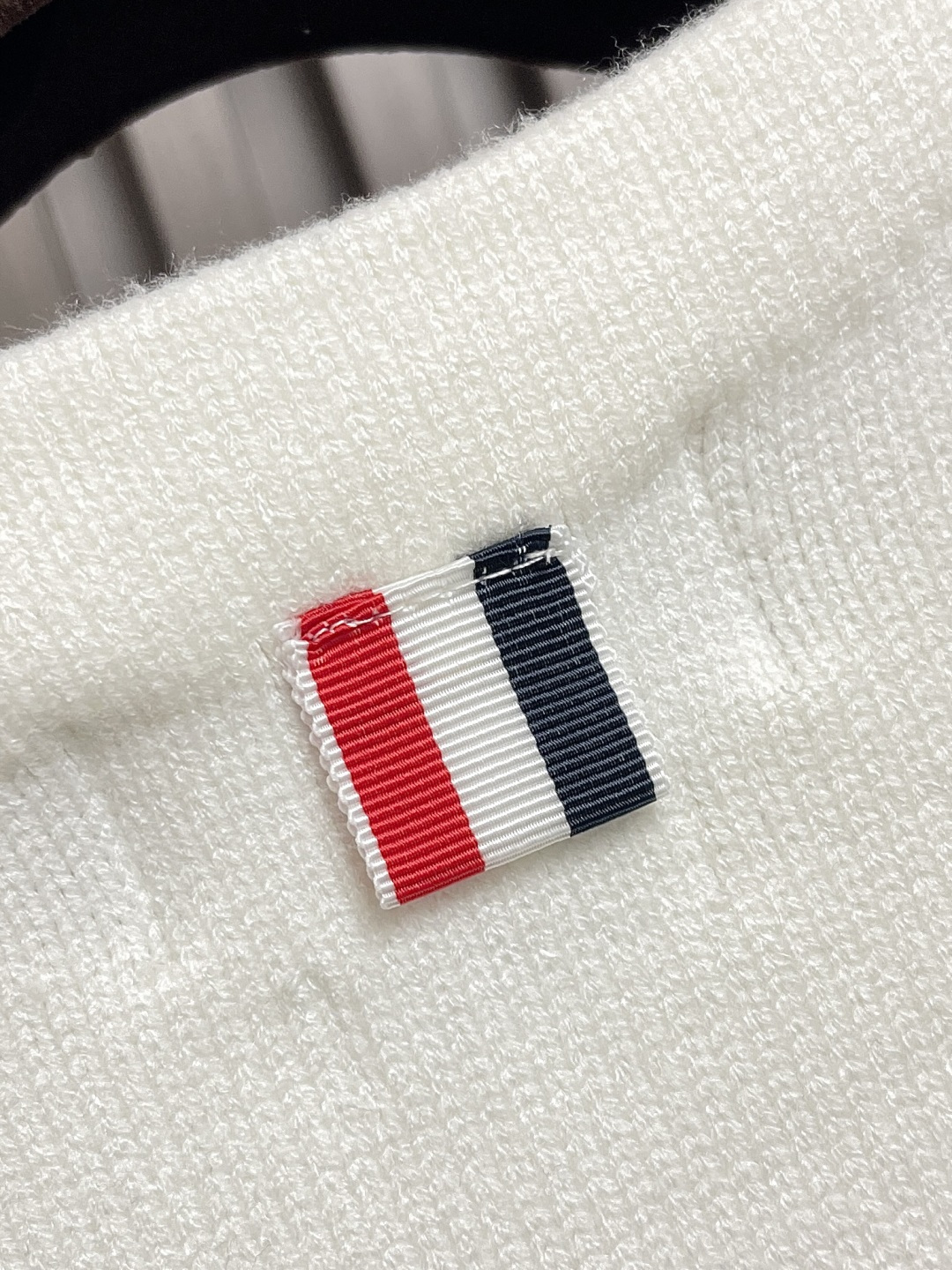 🛒🛒Thom Browne TB新款条纹针织衫，红白拼色和蓝白拼色两款，经典四条杠设计，袖口纽扣装饰，下