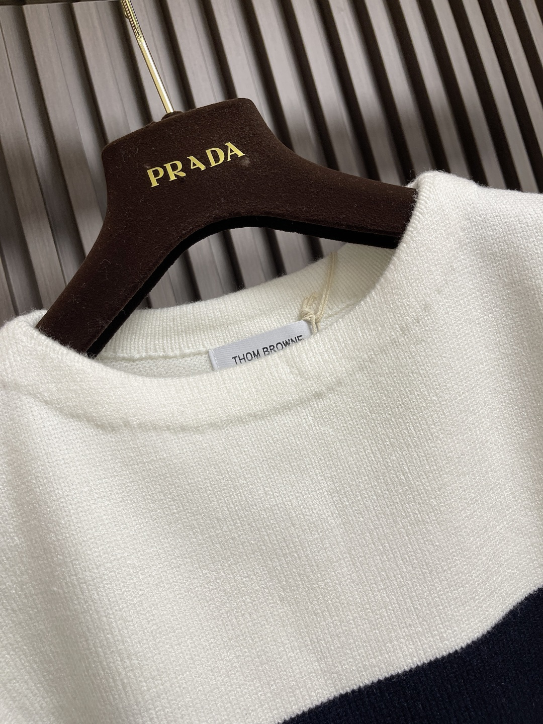 🛒🛒Thom Browne TB新款条纹针织衫，红白拼色和蓝白拼色两款，经典四条杠设计，袖口纽扣装饰，下