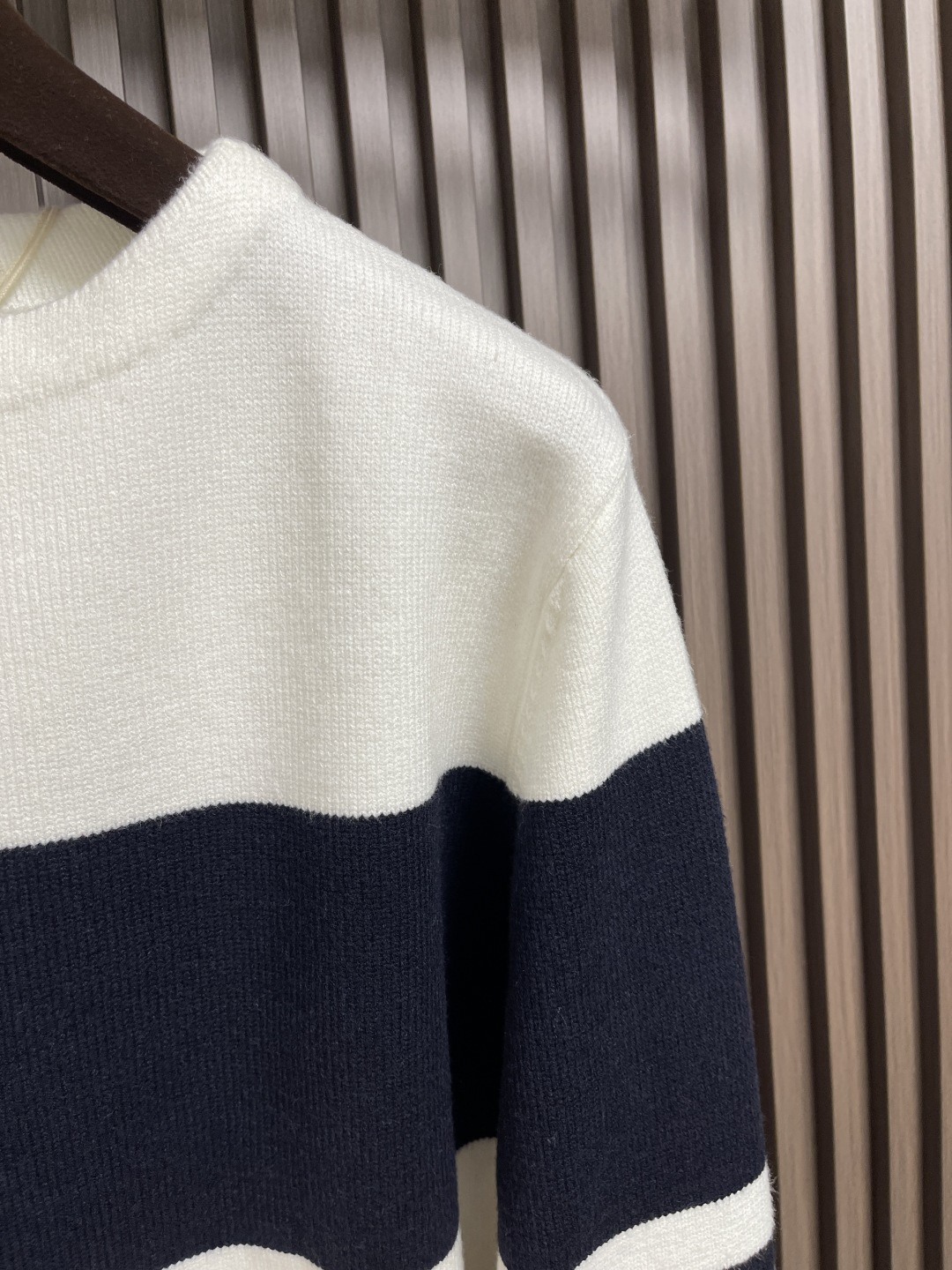 🛒🛒Thom Browne TB新款条纹针织衫，红白拼色和蓝白拼色两款，经典四条杠设计，袖口纽扣装饰，下