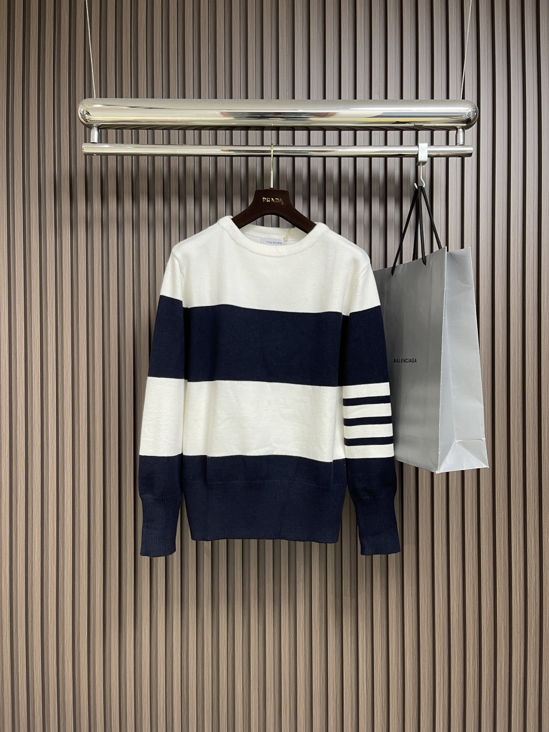 🛒🛒Thom Browne TB新款条纹针织衫，红白拼色和蓝白拼色两款，经典四条杠设计，袖口纽扣装饰，下