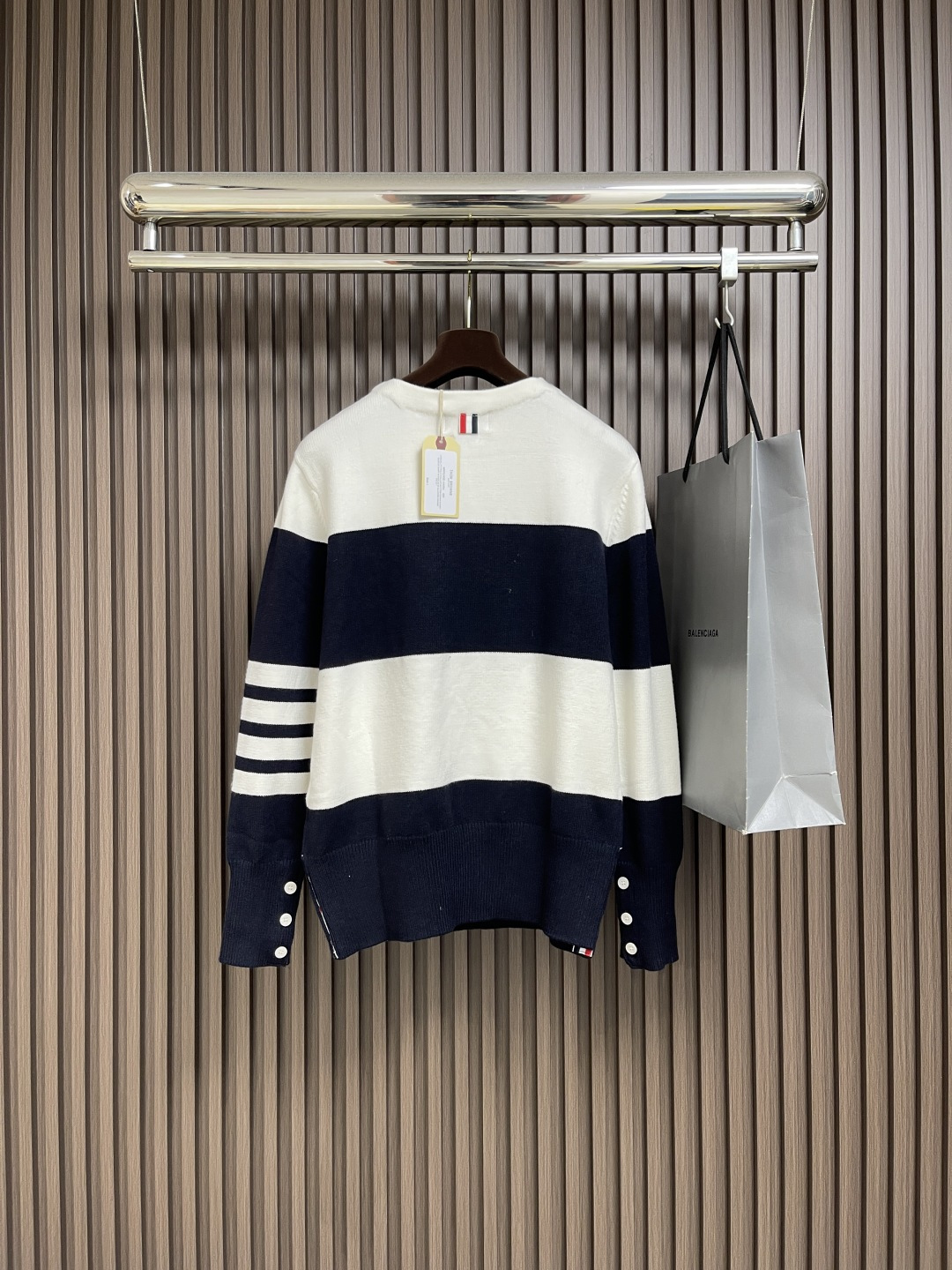 🛒🛒Thom Browne TB新款条纹针织衫，红白拼色和蓝白拼色两款，经典四条杠设计，袖口纽扣装饰，下