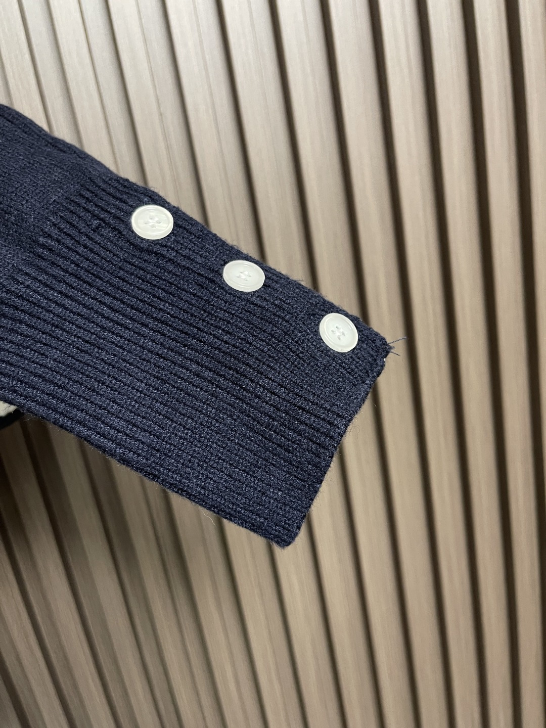 🛒🛒Thom Browne TB新款条纹针织衫，红白拼色和蓝白拼色两款，经典四条杠设计，袖口纽扣装饰，下