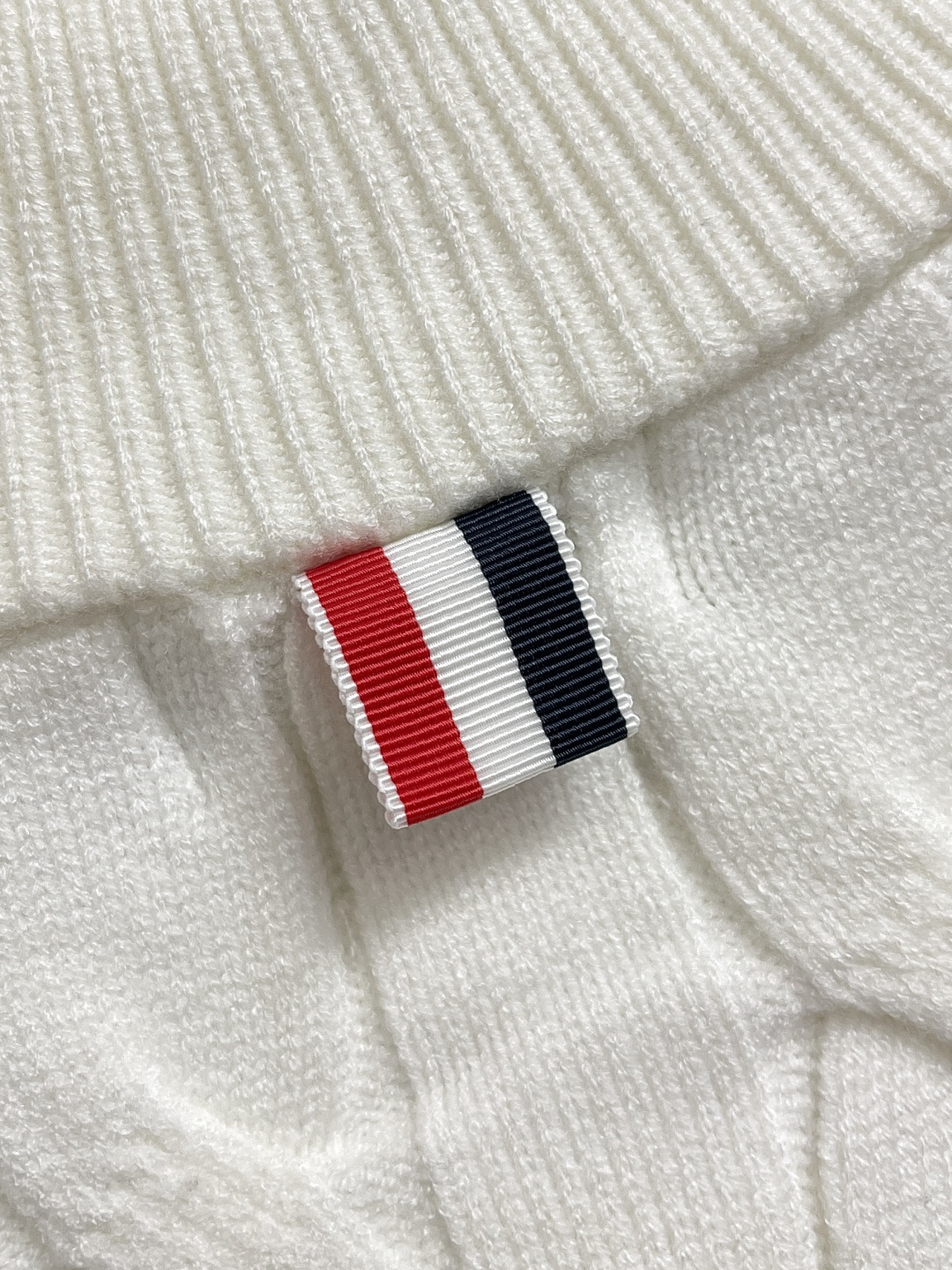 🛒🛒Thom Browne TB新款麻花拉链开衫，采用优质麻花针织面料，精致的编织纹理，袖子经典四条杠设