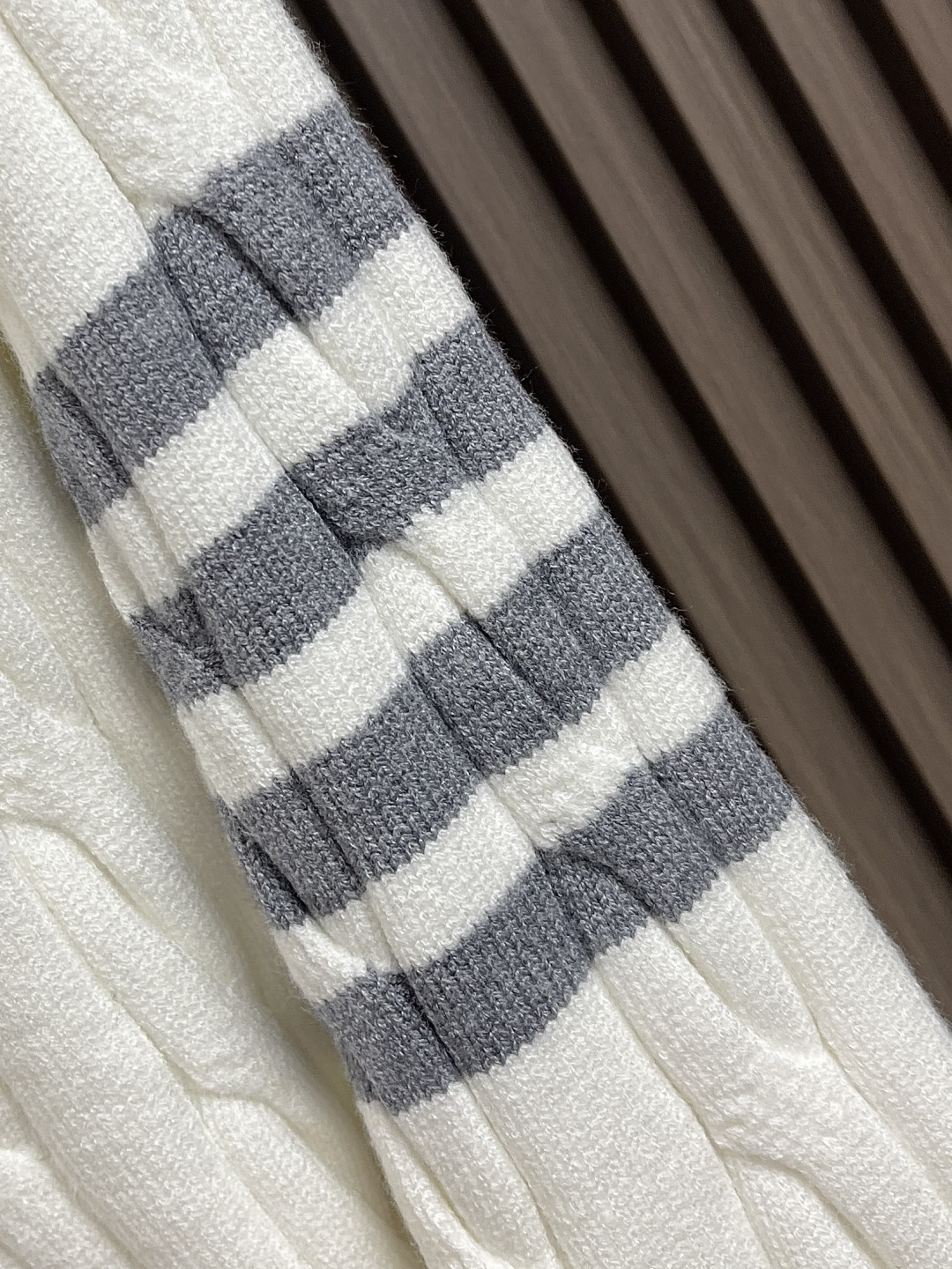 🛒🛒Thom Browne TB新款麻花拉链开衫，采用优质麻花针织面料，精致的编织纹理，袖子经典四条杠设