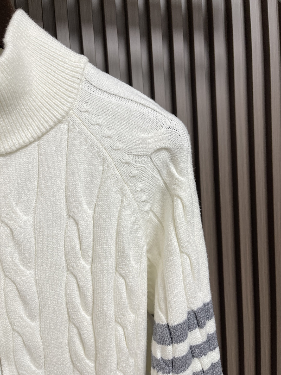 🛒🛒Thom Browne TB新款麻花拉链开衫，采用优质麻花针织面料，精致的编织纹理，袖子经典四条杠设