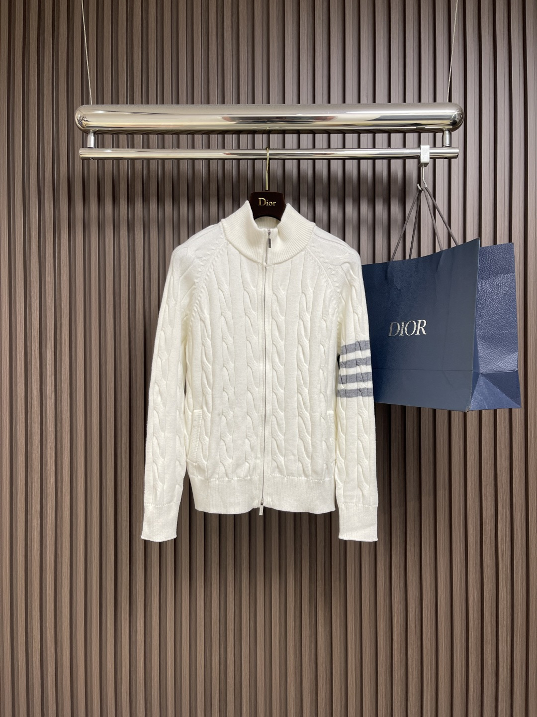 🛒🛒Thom Browne TB新款麻花拉链开衫，采用优质麻花针织面料，精致的编织纹理，袖子经典四条杠设