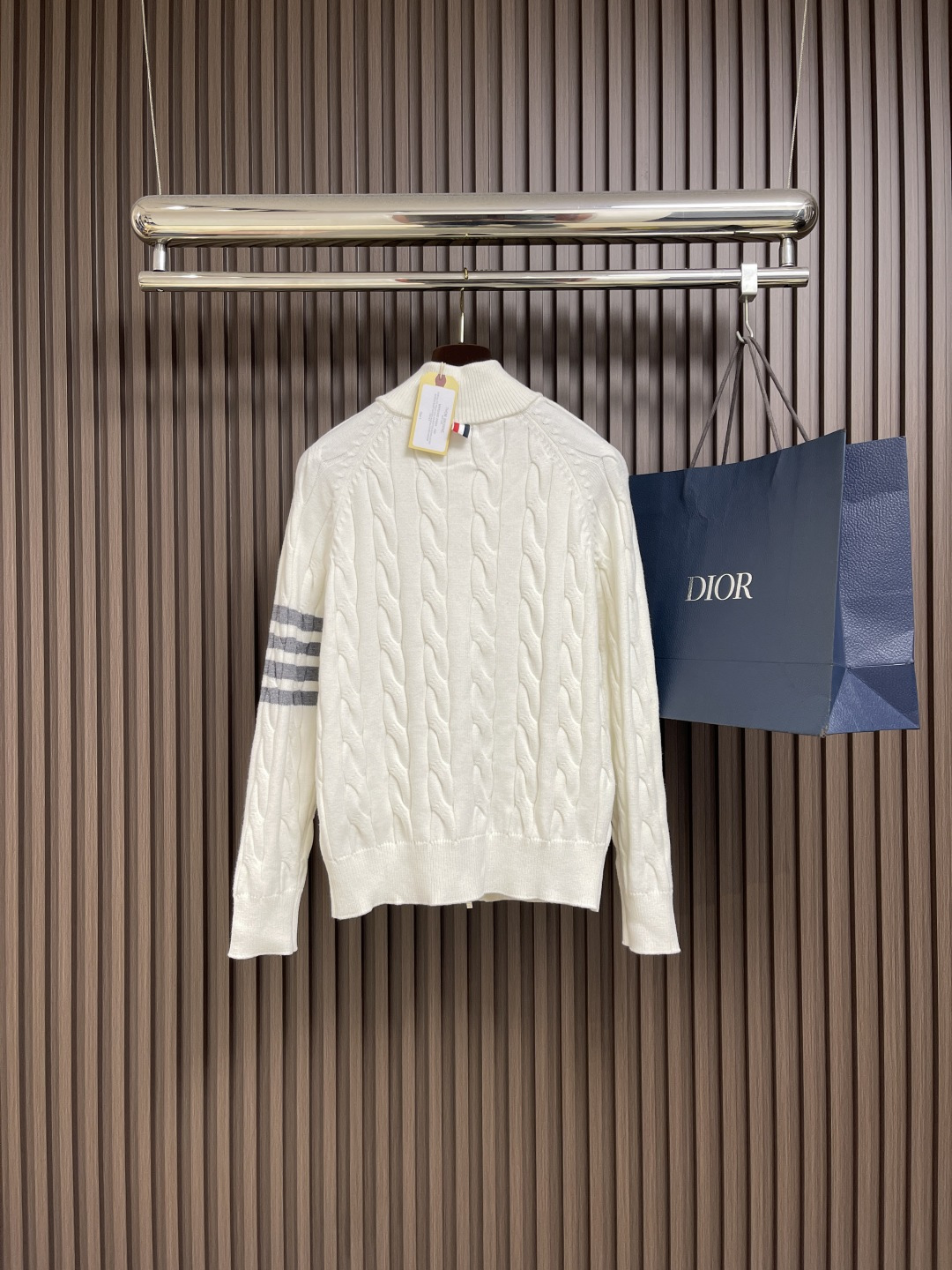 🛒🛒Thom Browne TB新款麻花拉链开衫，采用优质麻花针织面料，精致的编织纹理，袖子经典四条杠设