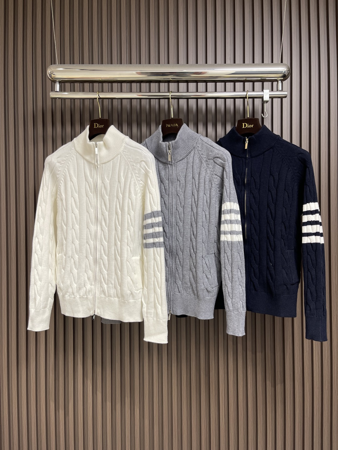 🛒🛒Thom Browne TB新款麻花拉链开衫，采用优质麻花针织面料，精致的编织纹理，袖子经典四条杠设