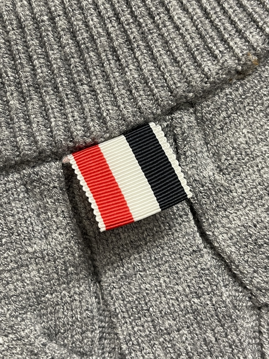 🛒🛒Thom Browne TB新款麻花拉链开衫，采用优质麻花针织面料，精致的编织纹理，袖子经典四条杠设