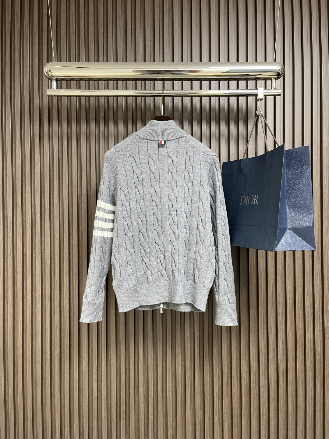 🛒🛒Thom Browne TB新款麻花拉链开衫，采用优质麻花针织面料，精致的编织纹理，袖子经典四条杠设